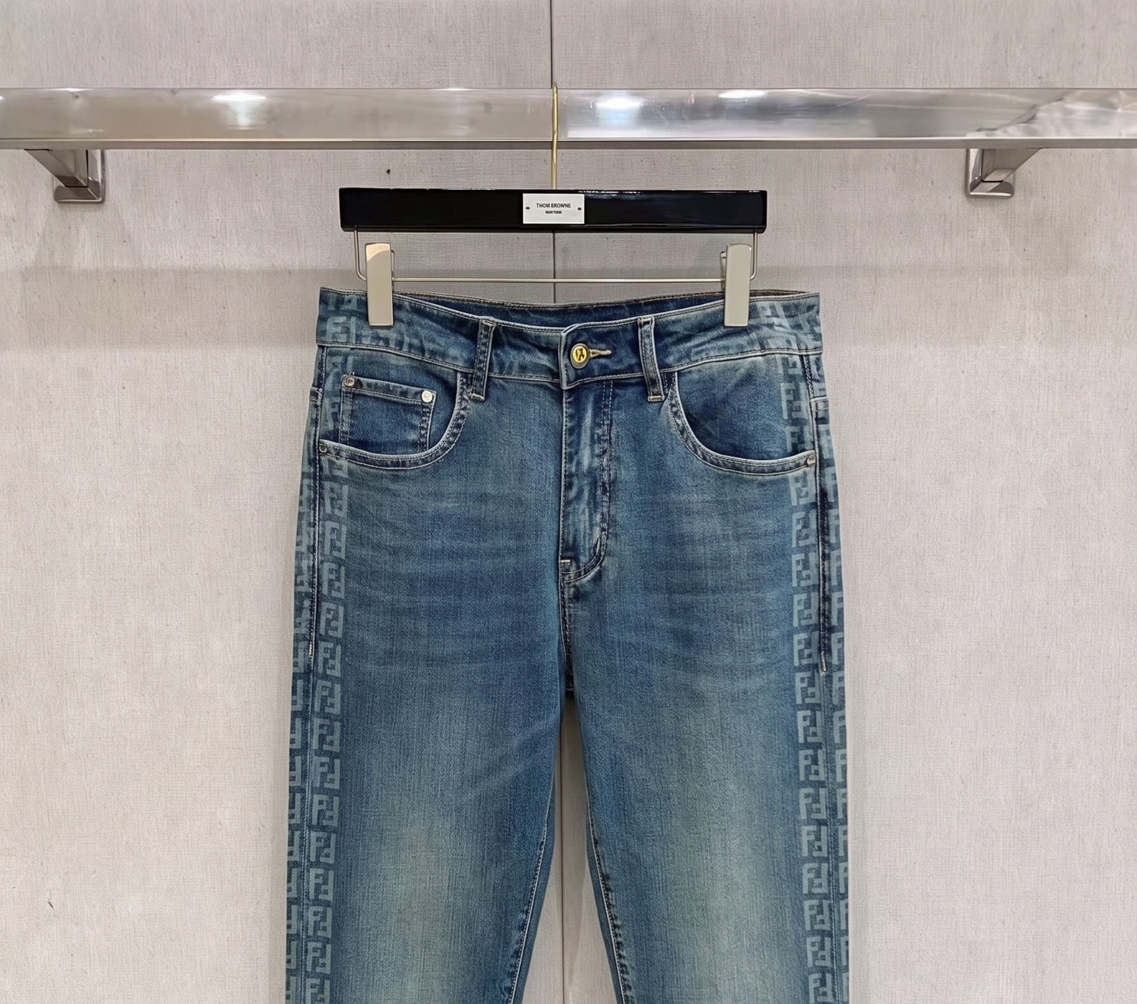 芬迪 2026春夏最新推出男士休闲牛仔裤新品！重工水洗牛仔裤！定制面料和一般牛仔布料比起来，更加柔软舒适