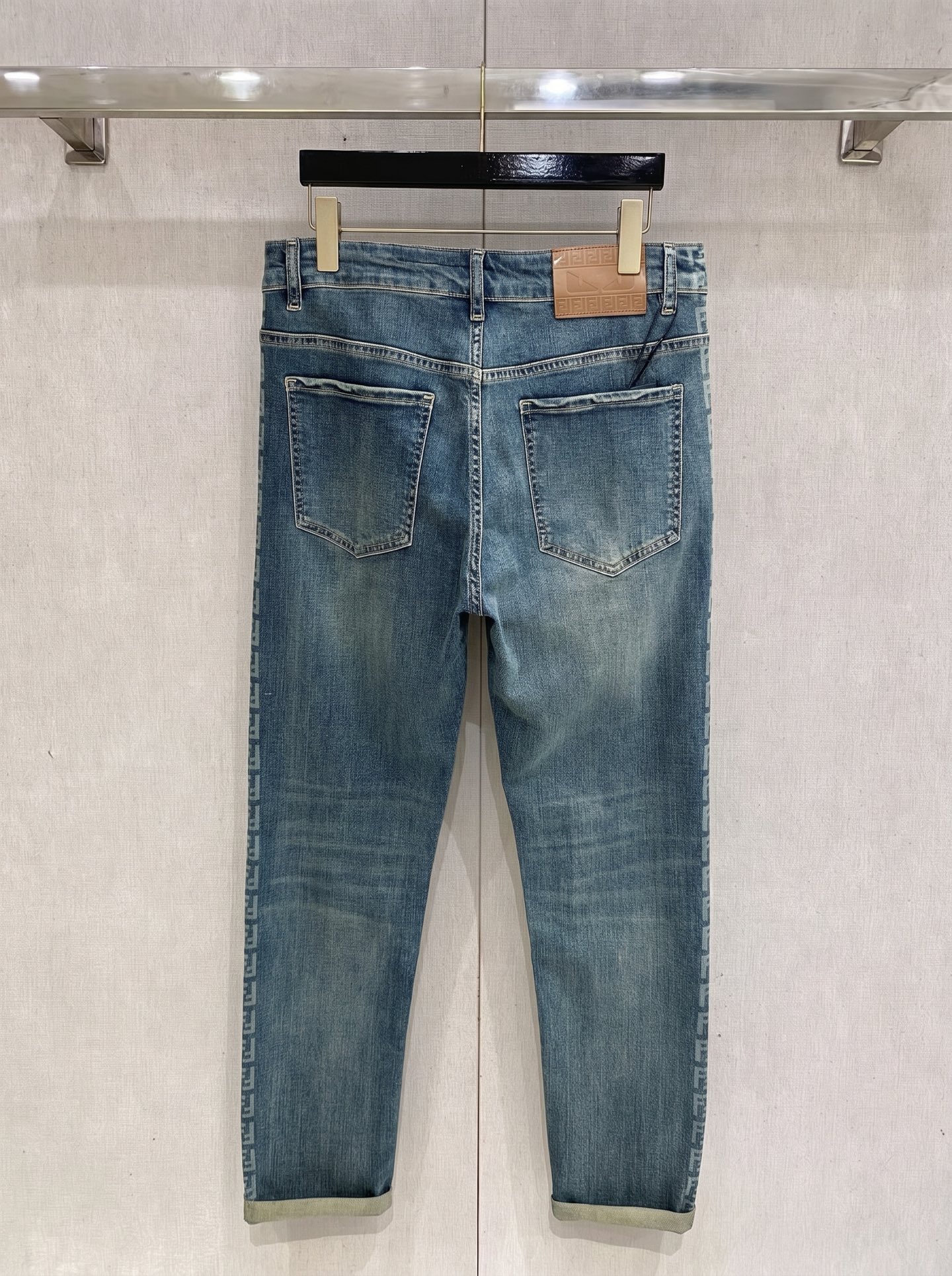 芬迪 2026春夏最新推出男士休闲牛仔裤新品！重工水洗牛仔裤！定制面料和一般牛仔布料比起来，更加柔软舒适