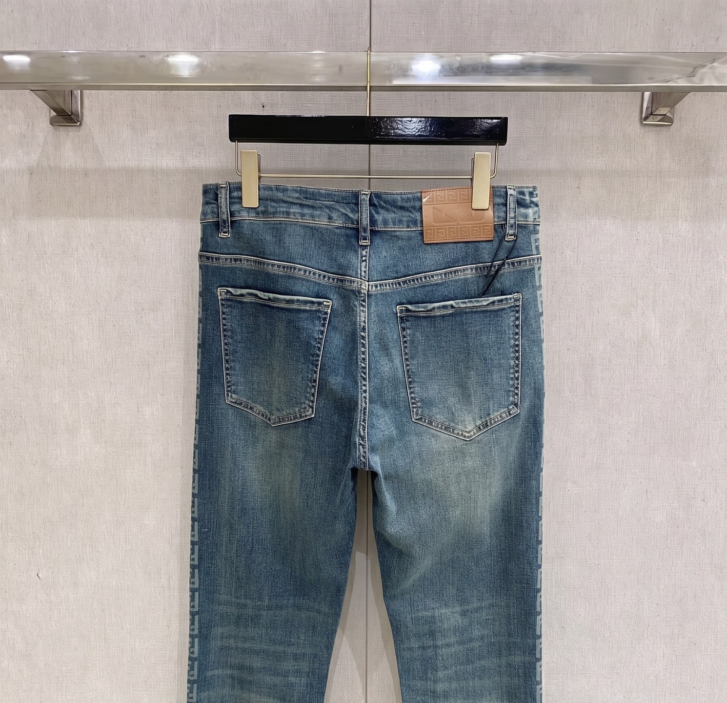 芬迪 2026春夏最新推出男士休闲牛仔裤新品！重工水洗牛仔裤！定制面料和一般牛仔布料比起来，更加柔软舒适