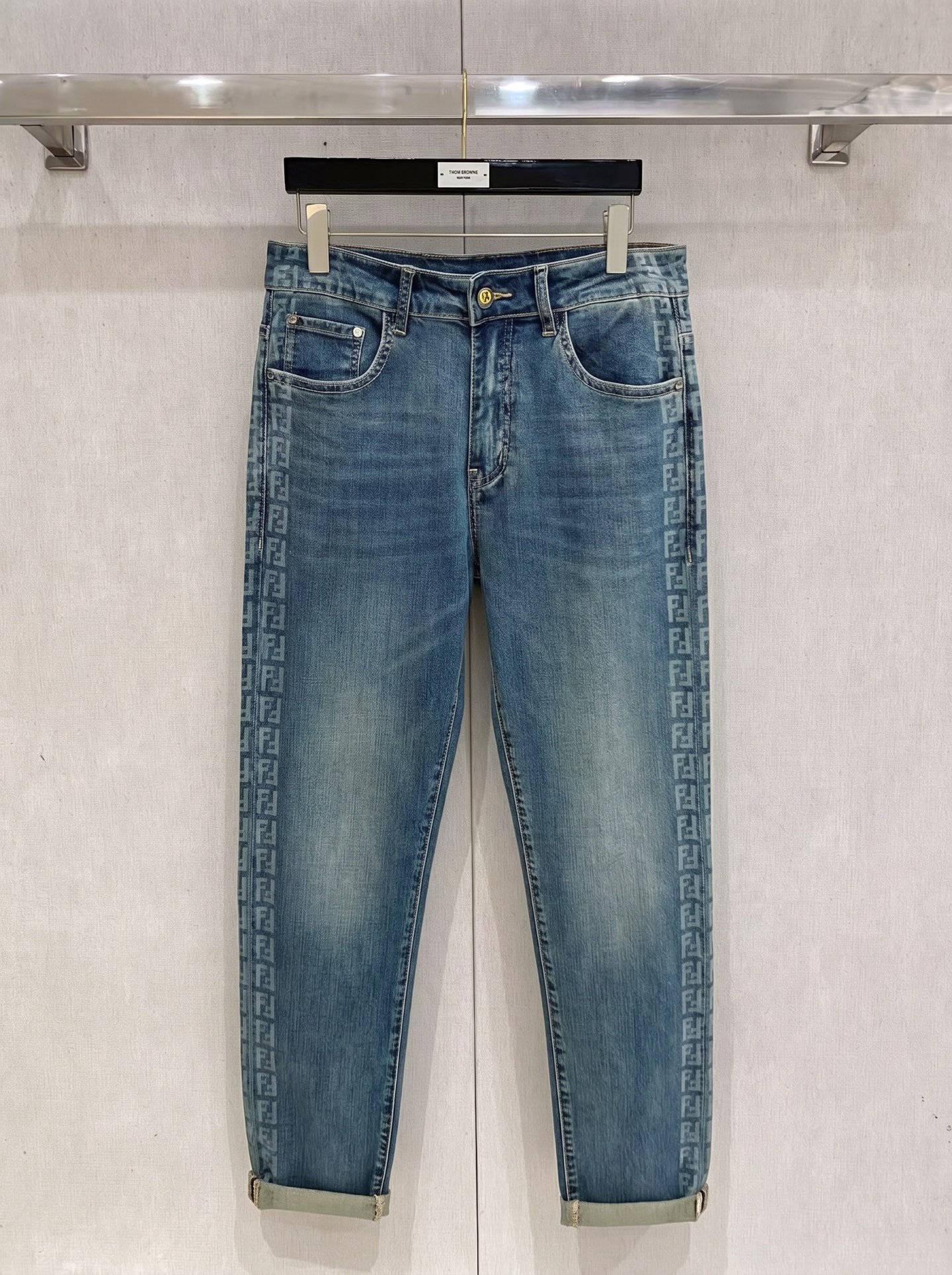 芬迪 2026春夏最新推出男士休闲牛仔裤新品！重工水洗牛仔裤！定制面料和一般牛仔布料比起来，更加柔软舒适