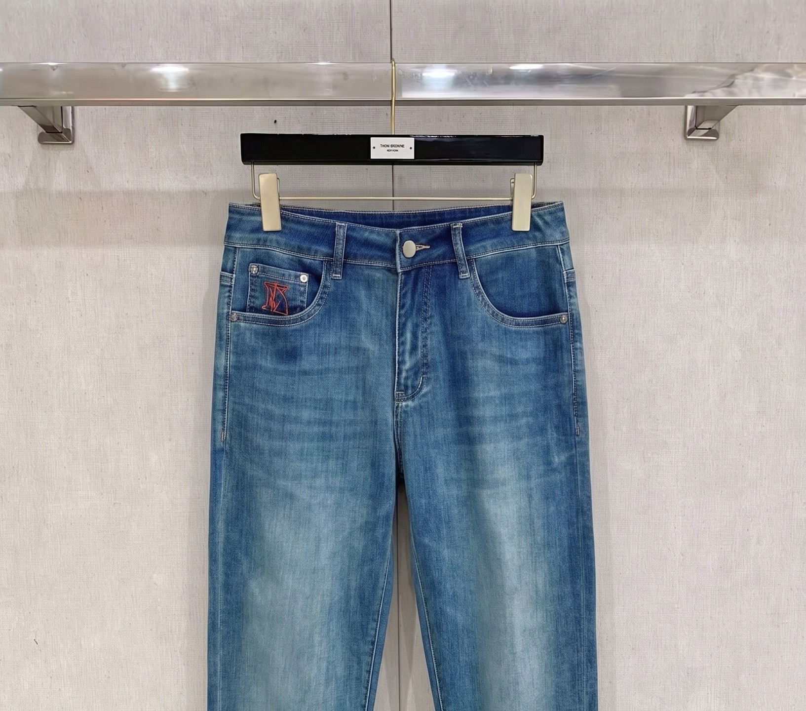 爱马仕 2026春夏最新推出男士休闲牛仔裤新品！重工水洗牛仔裤！定制面料和一般牛仔布料比起来，更加柔软舒