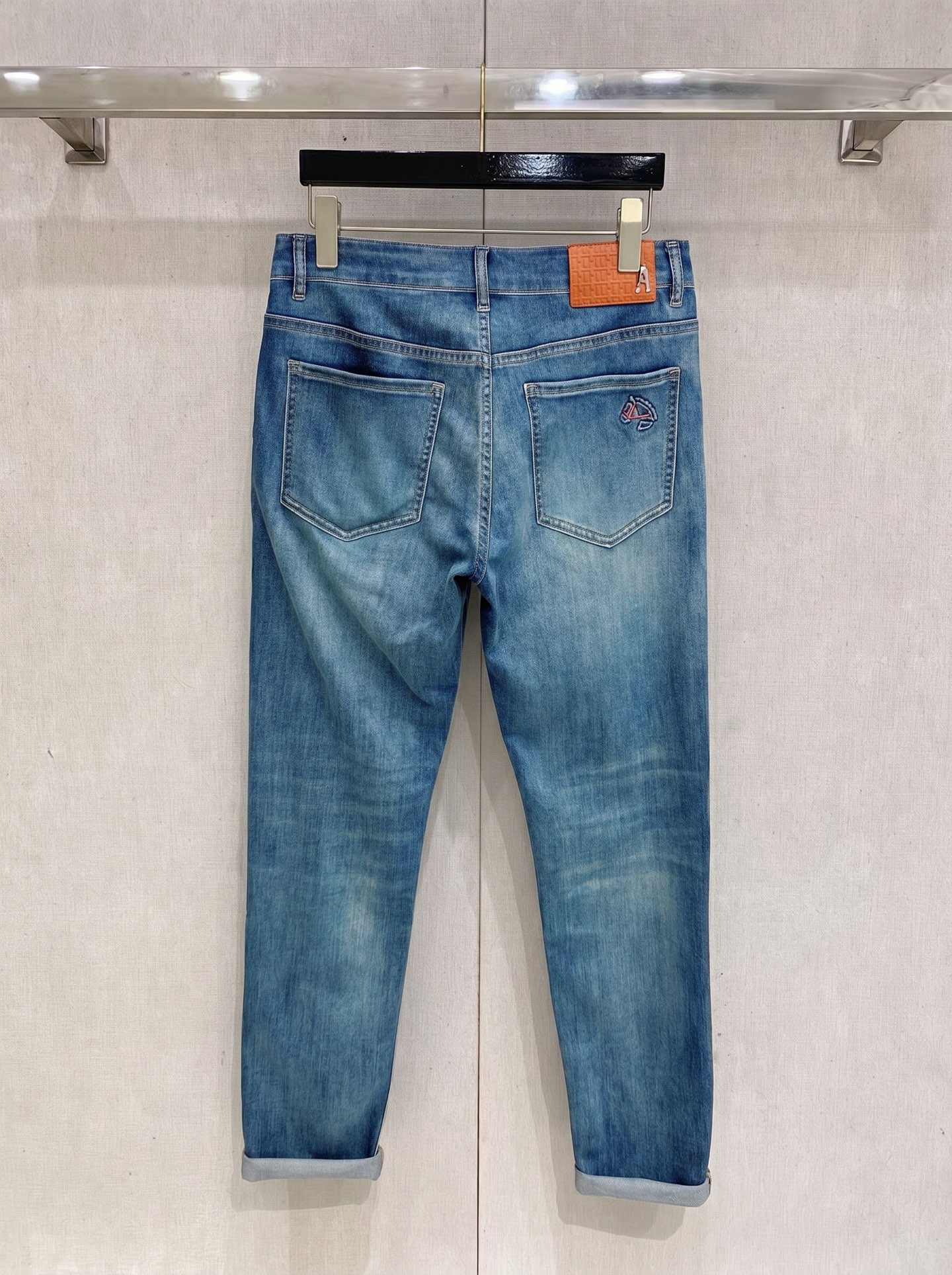 爱马仕 2026春夏最新推出男士休闲牛仔裤新品！重工水洗牛仔裤！定制面料和一般牛仔布料比起来，更加柔软舒