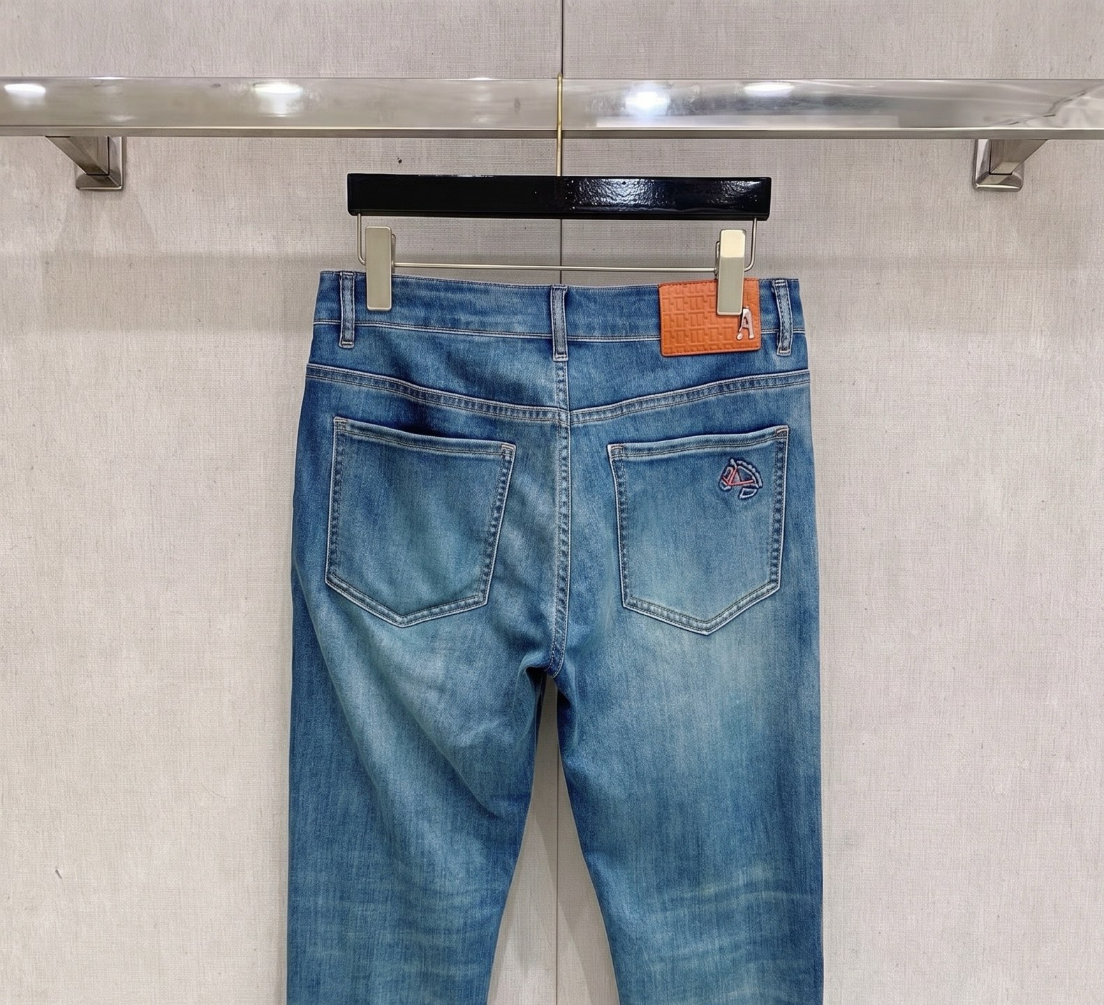 爱马仕 2026春夏最新推出男士休闲牛仔裤新品！重工水洗牛仔裤！定制面料和一般牛仔布料比起来，更加柔软舒