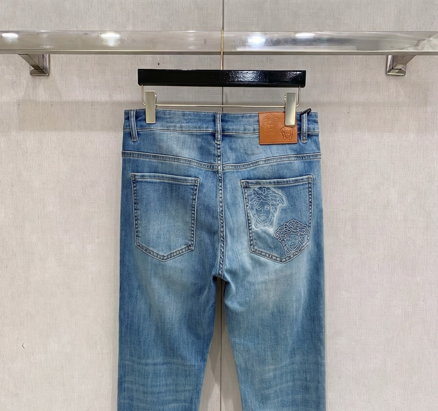 范思哲 2026春夏最新推出男士休闲牛仔裤新品！重工水洗牛仔裤！定制面料和一般牛仔布料比起来，更加柔软舒