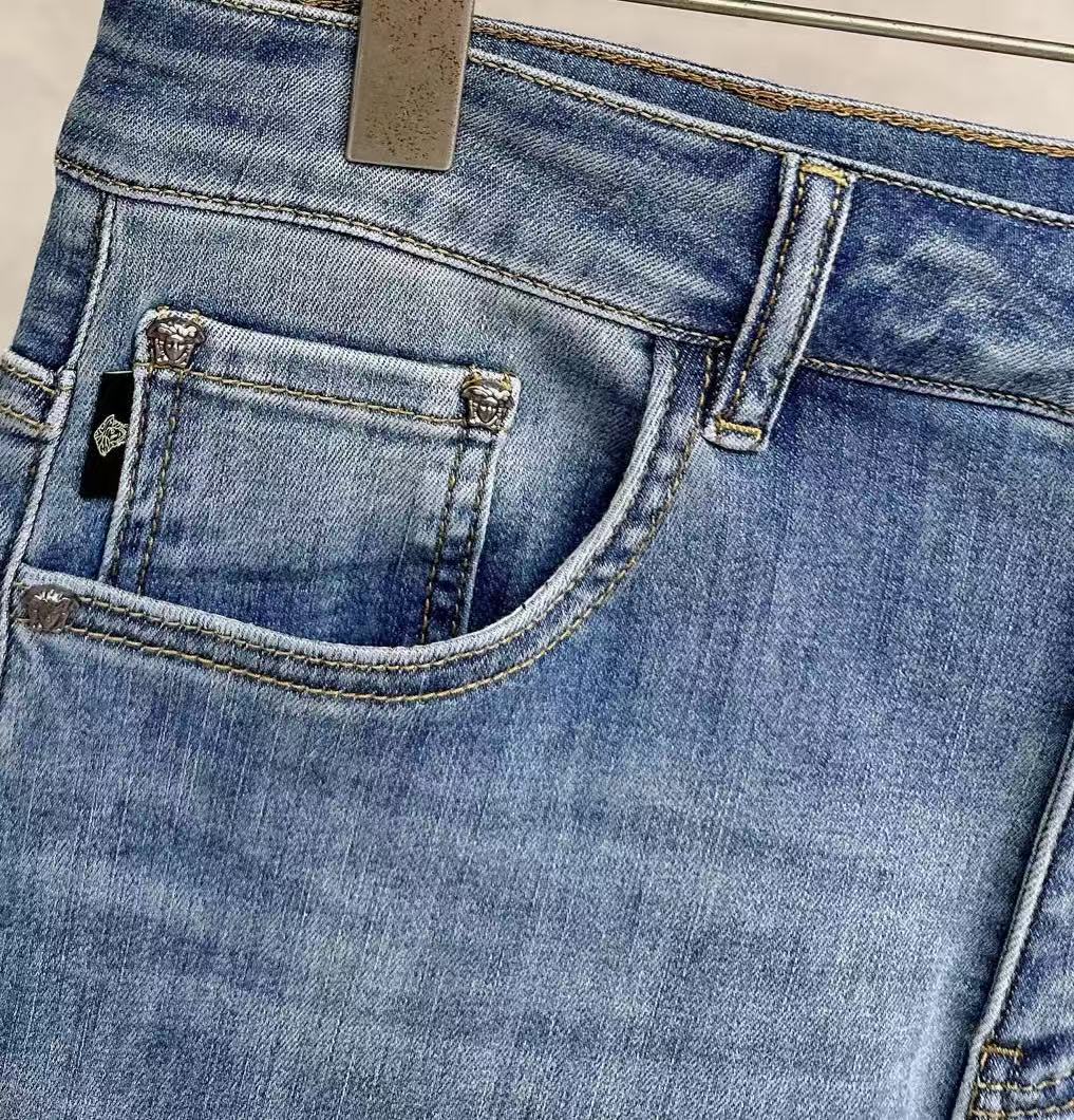范思哲 2026春夏最新推出男士休闲牛仔裤新品！重工水洗牛仔裤！定制面料和一般牛仔布料比起来，更加柔软舒
