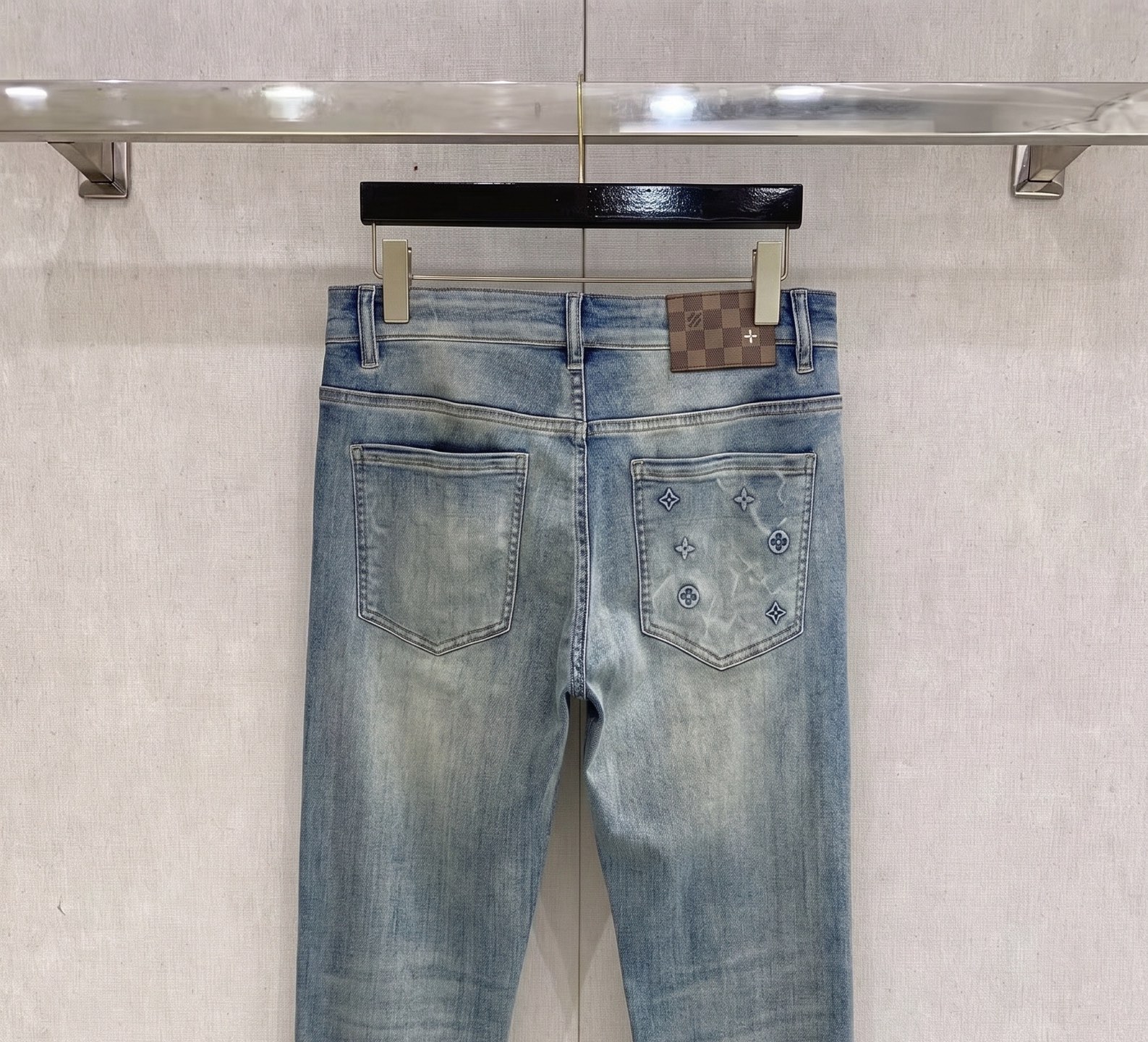 LV 2026春夏最新推出男士休闲牛仔裤新品！重工水洗牛仔裤！定制面料和一般牛仔布料比起来，更加柔软舒适