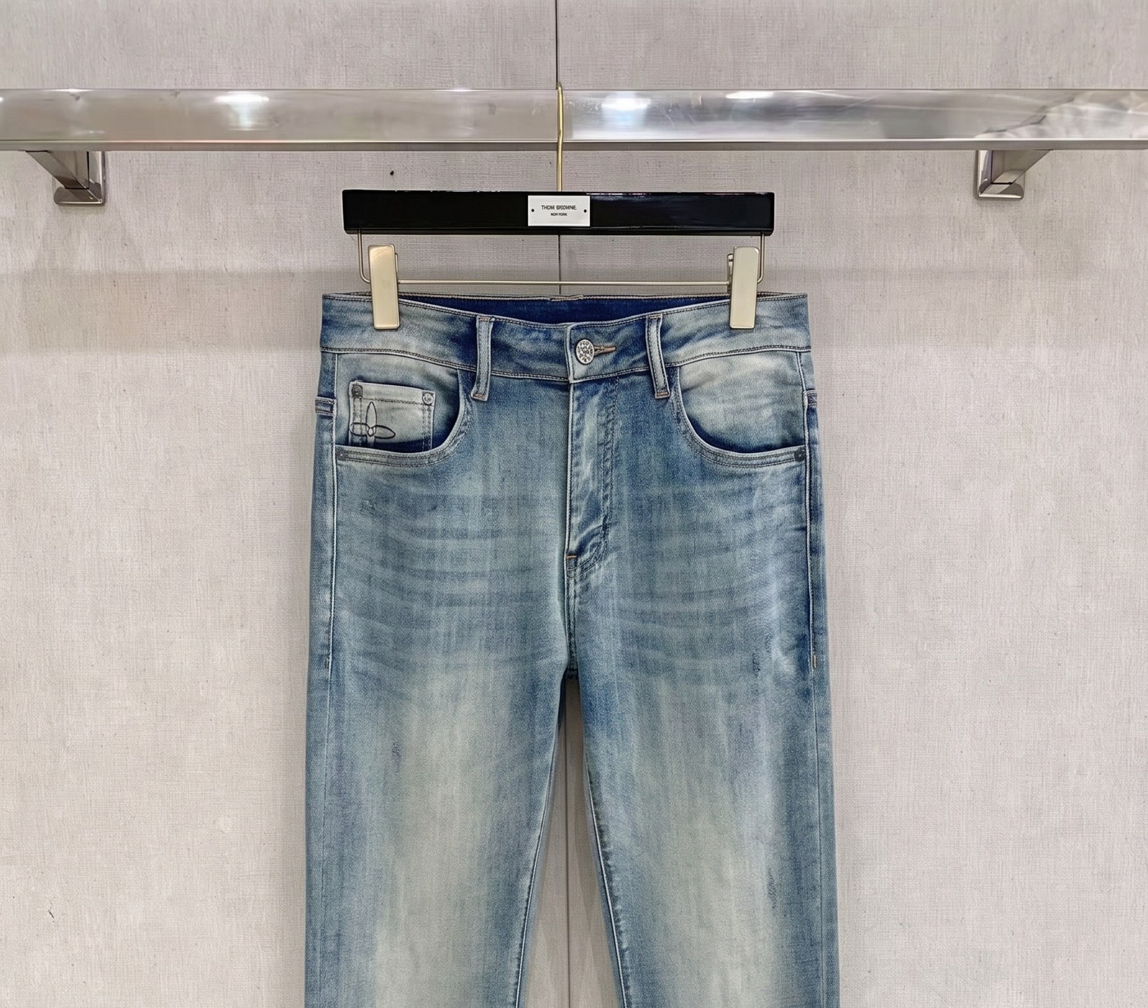 LV 2026春夏最新推出男士休闲牛仔裤新品！重工水洗牛仔裤！定制面料和一般牛仔布料比起来，更加柔软舒适