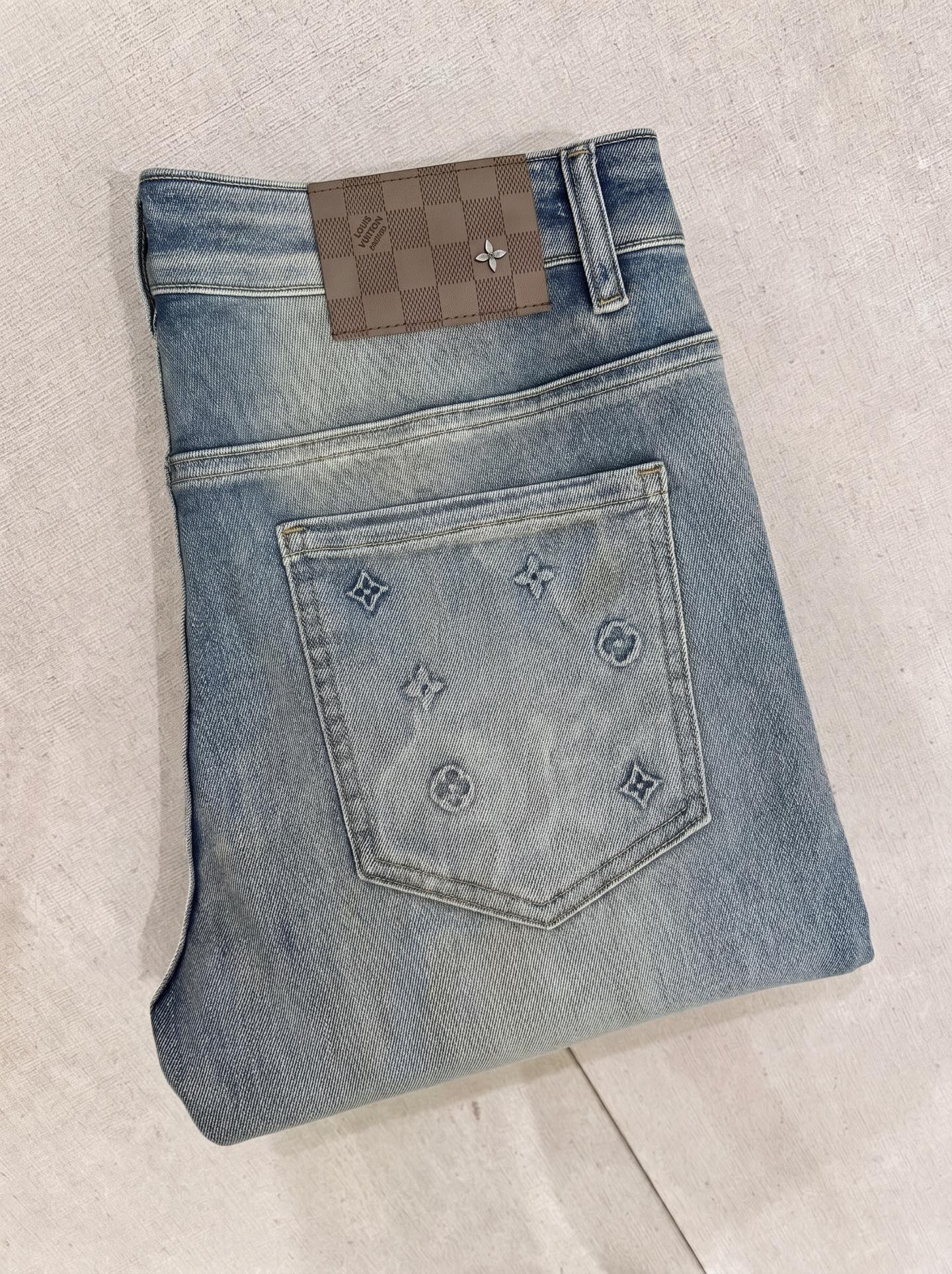 LV 2026春夏最新推出男士休闲牛仔裤新品！重工水洗牛仔裤！定制面料和一般牛仔布料比起来，更加柔软舒适
