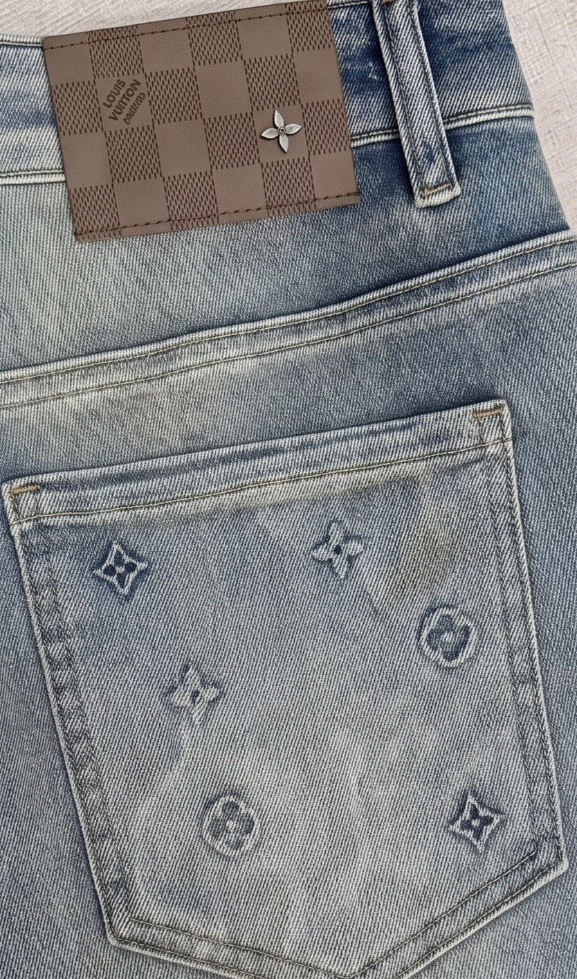 LV 2026春夏最新推出男士休闲牛仔裤新品！重工水洗牛仔裤！定制面料和一般牛仔布料比起来，更加柔软舒适