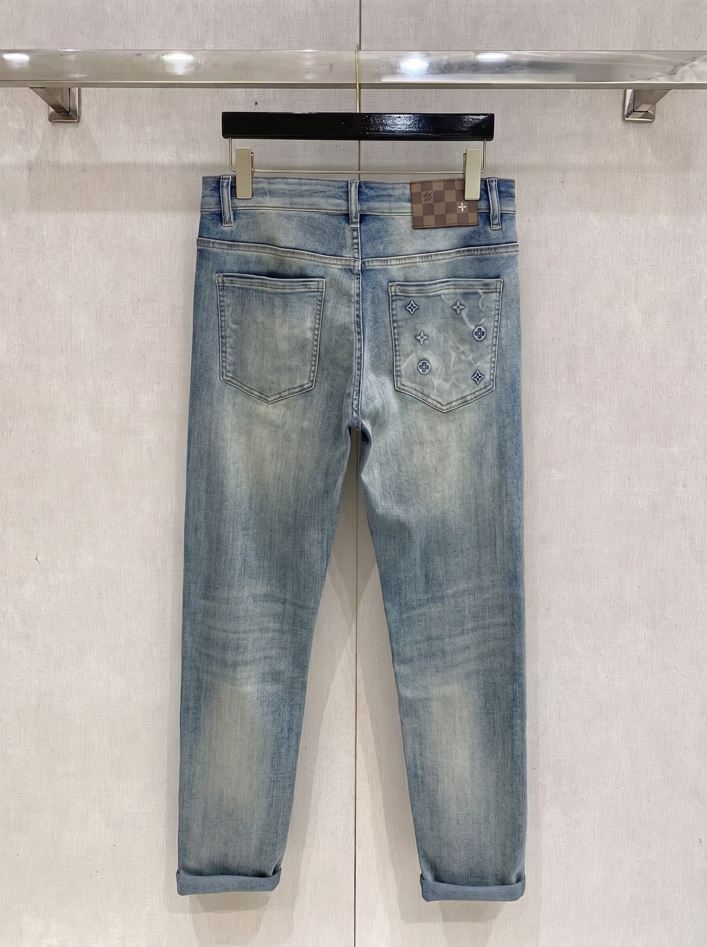 LV 2026春夏最新推出男士休闲牛仔裤新品！重工水洗牛仔裤！定制面料和一般牛仔布料比起来，更加柔软舒适