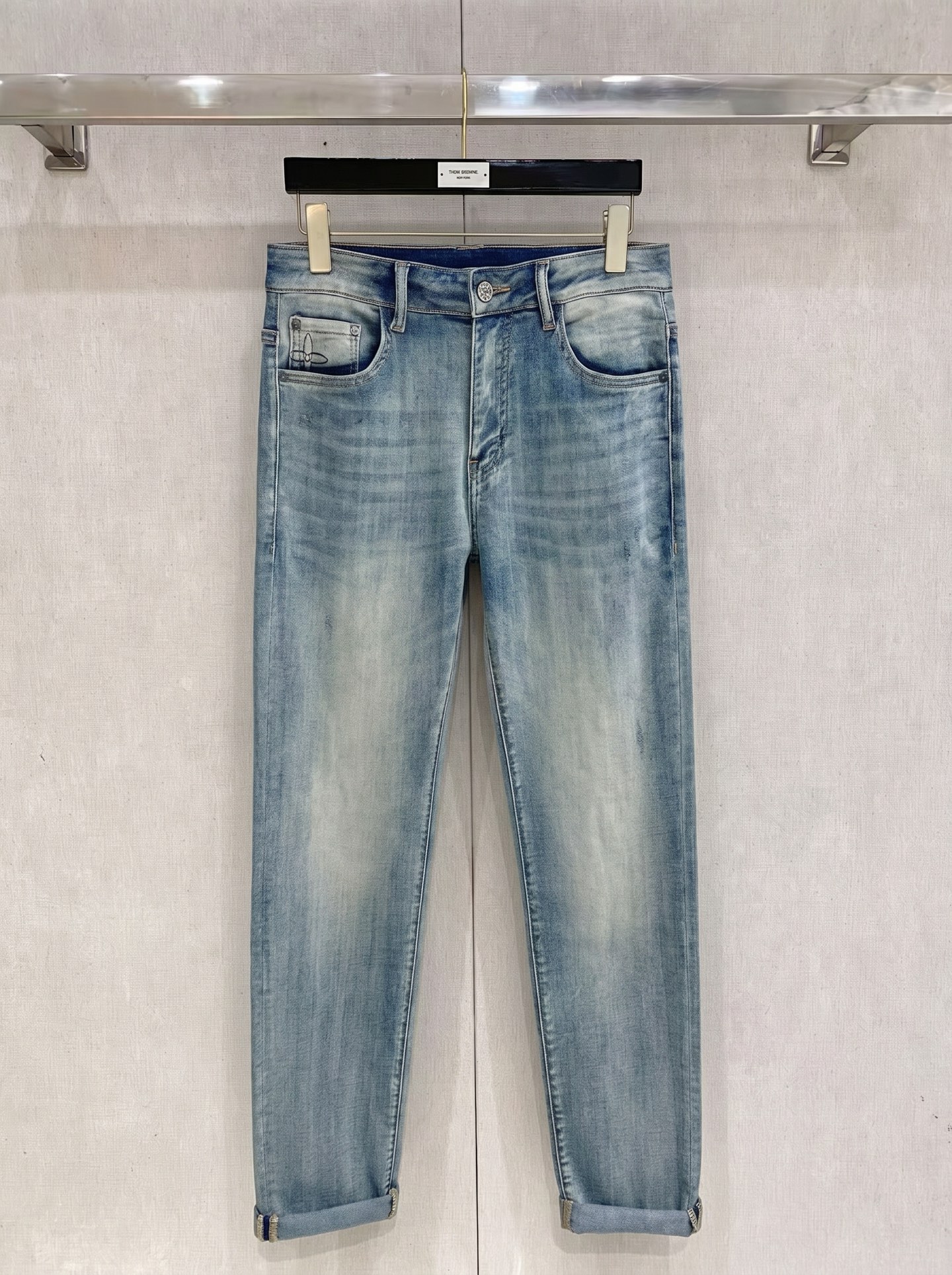 LV 2026春夏最新推出男士休闲牛仔裤新品！重工水洗牛仔裤！定制面料和一般牛仔布料比起来，更加柔软舒适