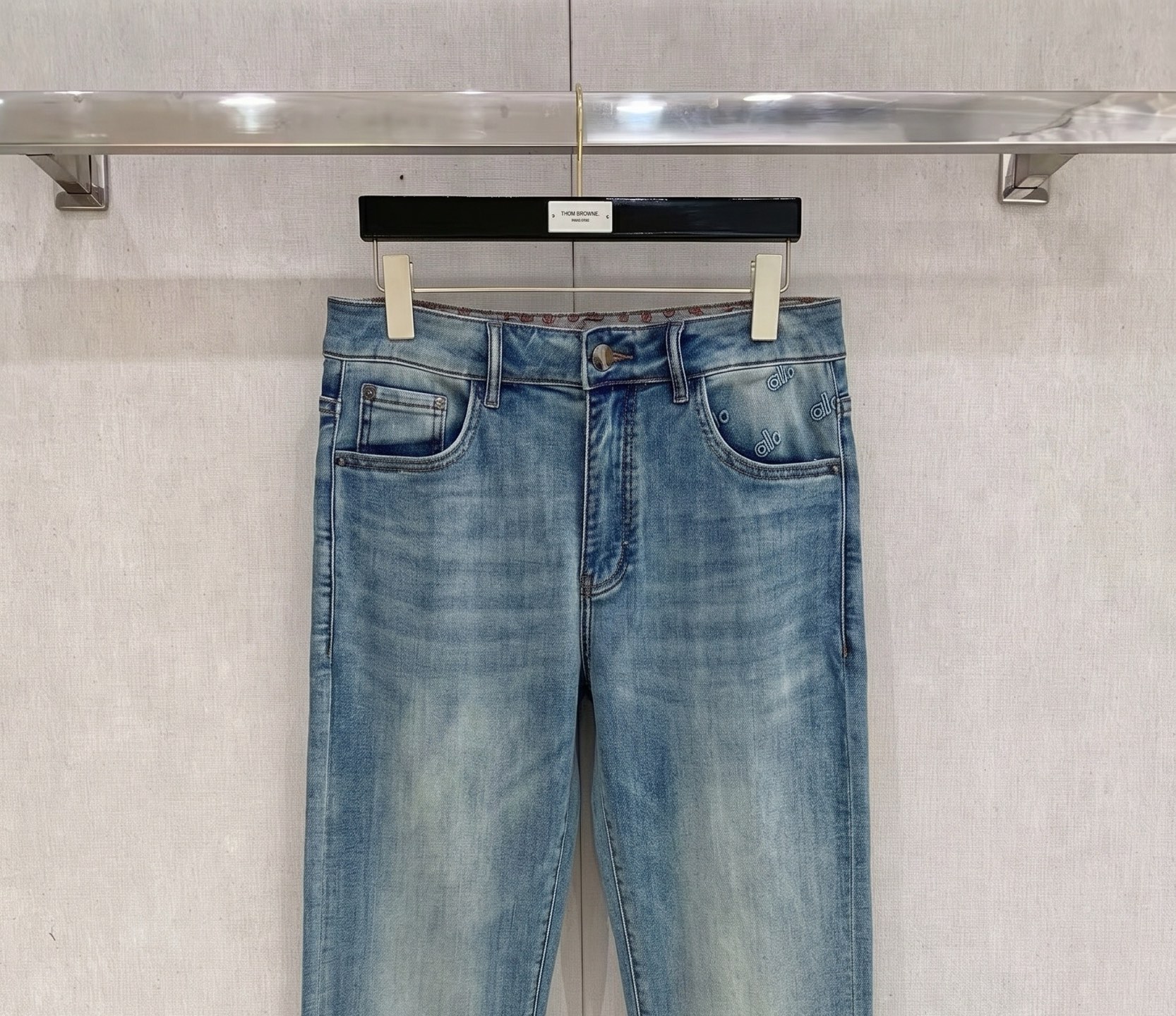 alo 2026春夏最新推出男士休闲牛仔裤新品！重工水洗牛仔裤！定制面料和一般牛仔布料比起来，更加柔软舒