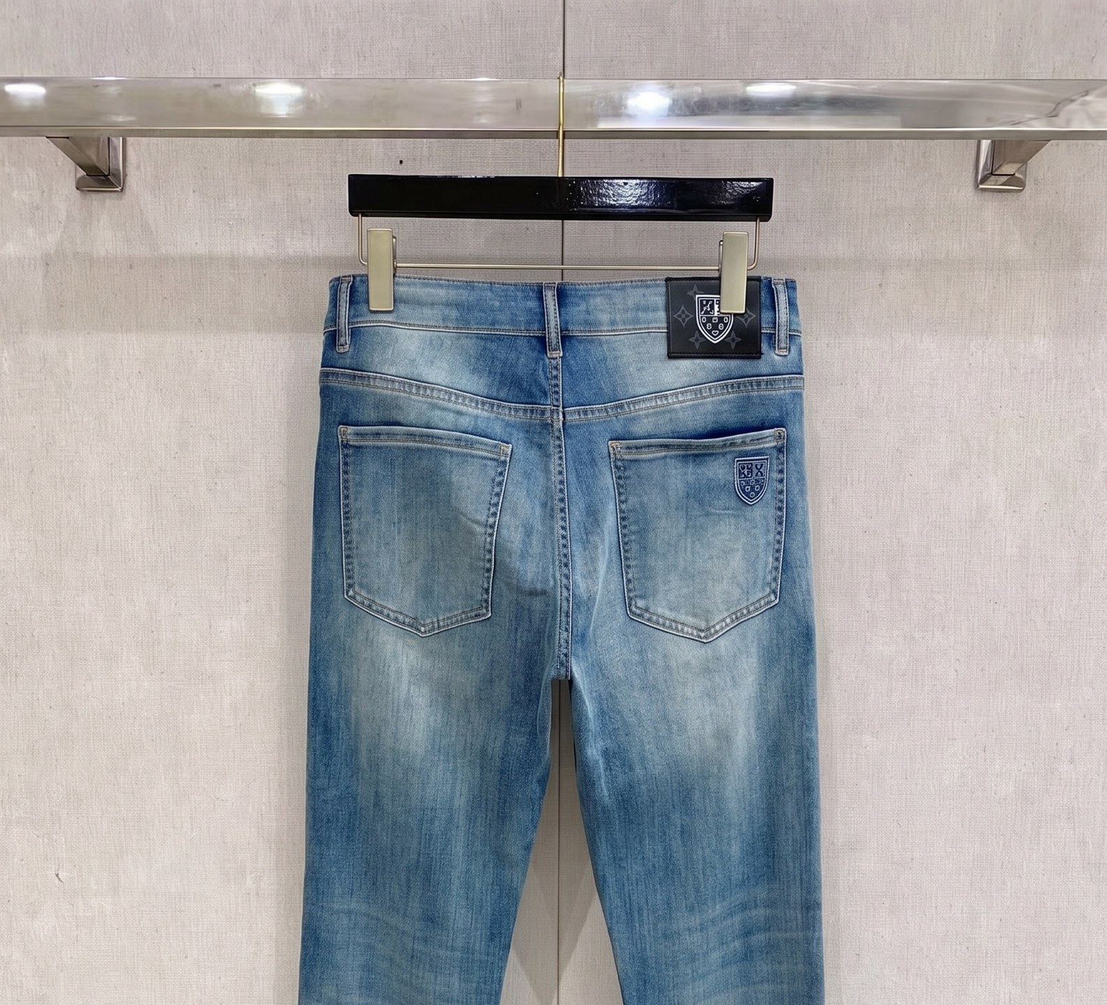 LV 2026春夏最新推出男士休闲牛仔裤新品！重工水洗牛仔裤！定制面料和一般牛仔布料比起来，更加柔软舒适