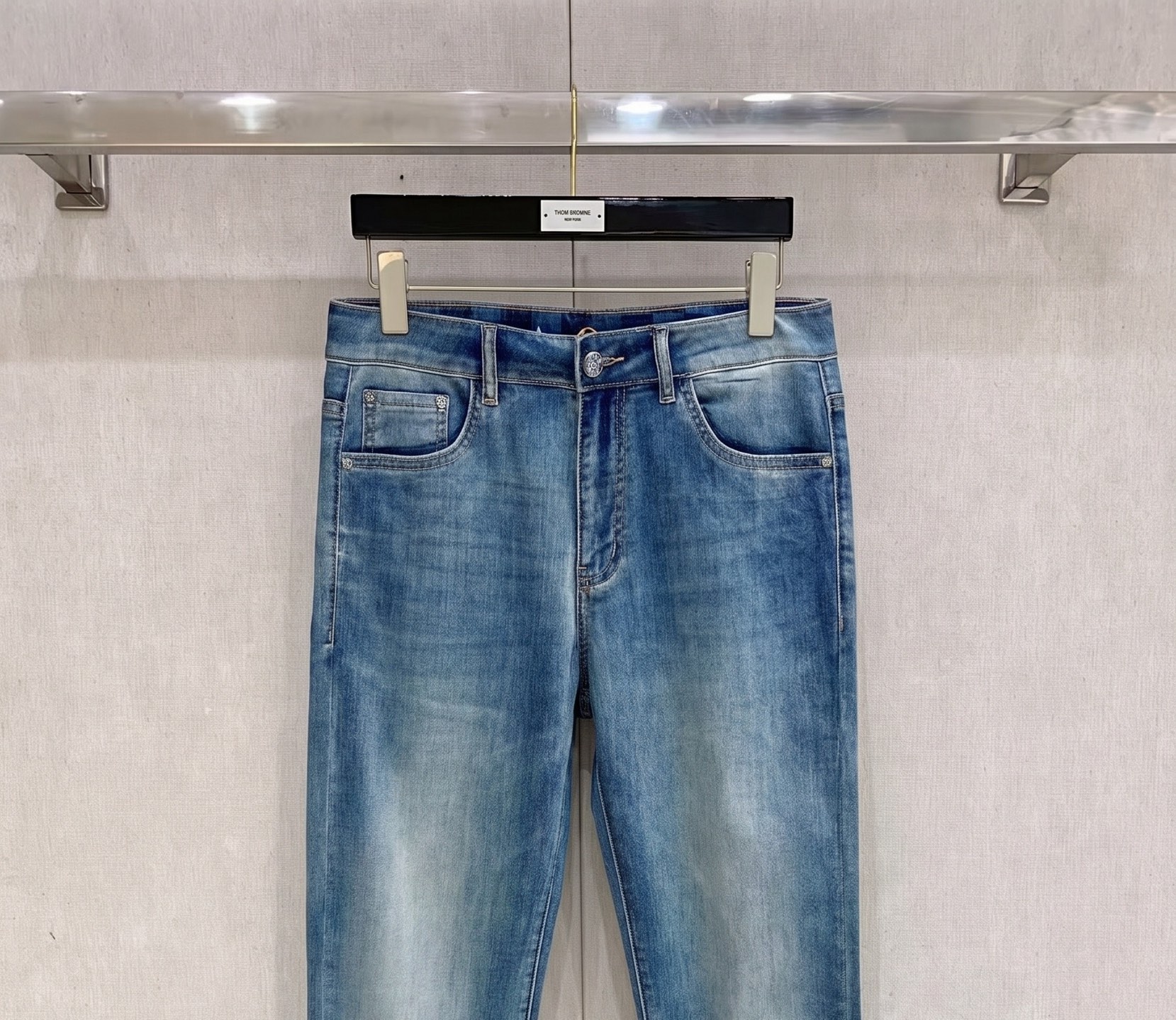 LV 2026春夏最新推出男士休闲牛仔裤新品！重工水洗牛仔裤！定制面料和一般牛仔布料比起来，更加柔软舒适