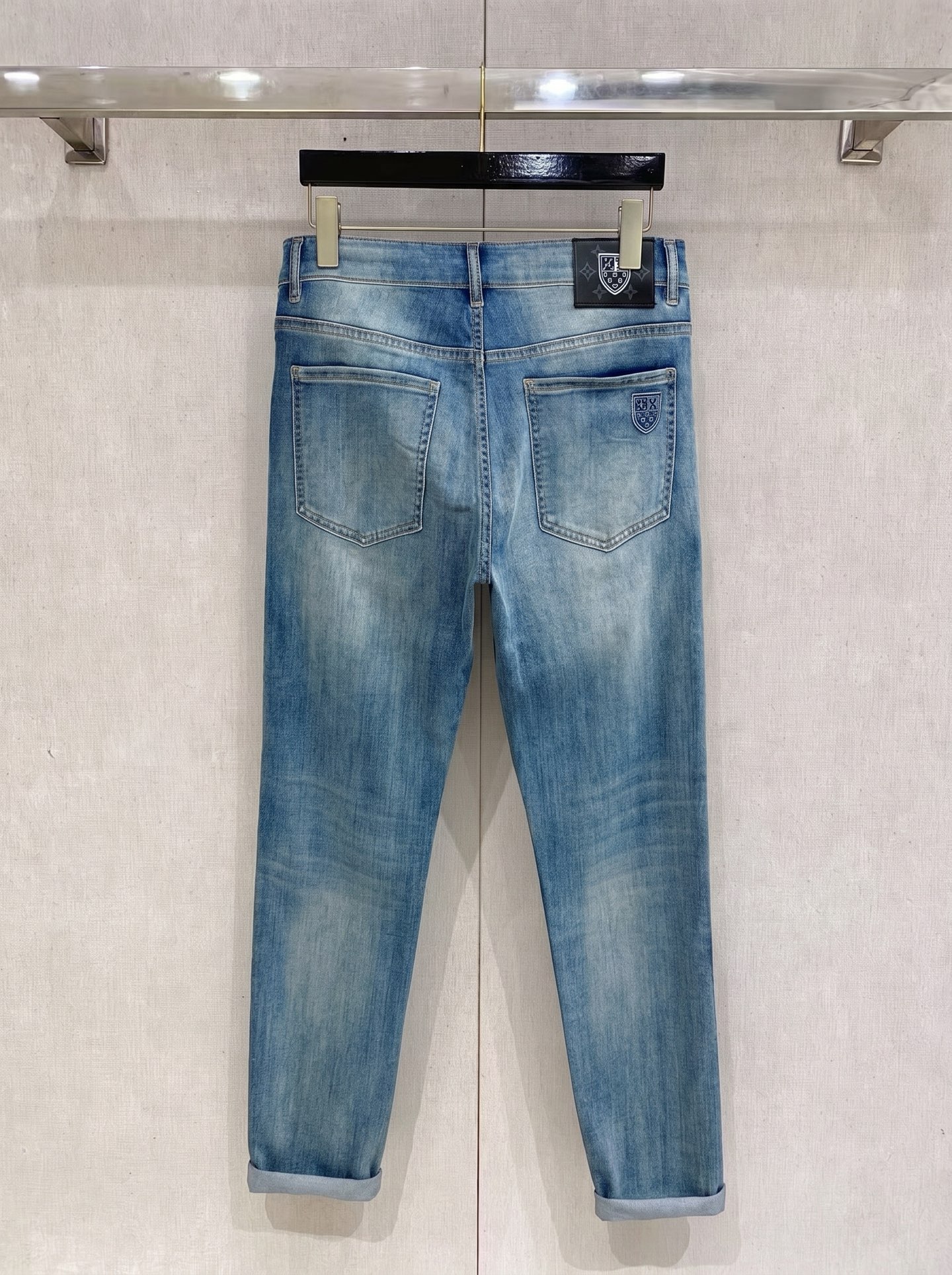 LV 2026春夏最新推出男士休闲牛仔裤新品！重工水洗牛仔裤！定制面料和一般牛仔布料比起来，更加柔软舒适