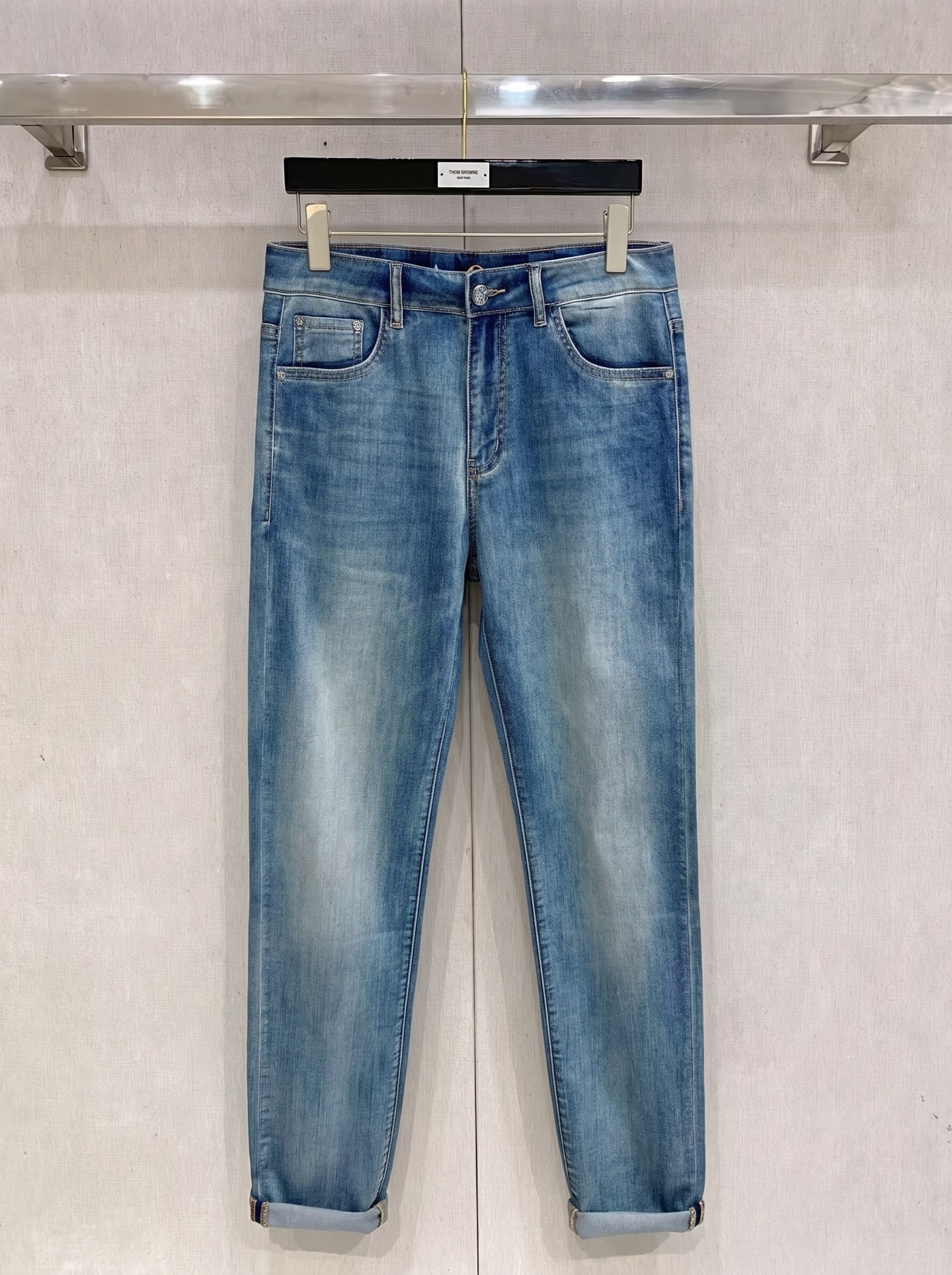LV 2026春夏最新推出男士休闲牛仔裤新品！重工水洗牛仔裤！定制面料和一般牛仔布料比起来，更加柔软舒适
