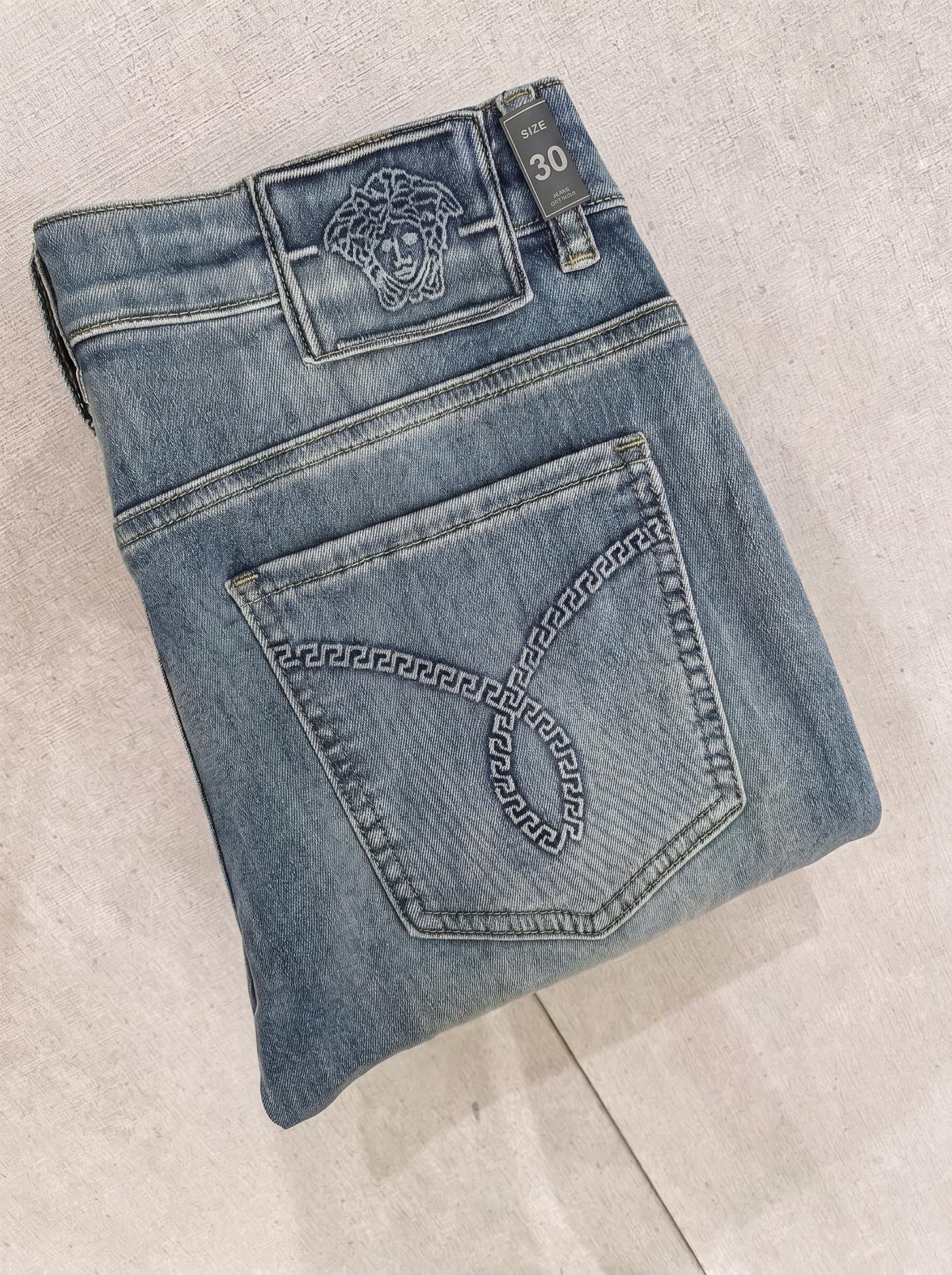 范思哲 2026春夏最新推出男士休闲牛仔裤新品！重工水洗牛仔裤！定制面料和一般牛仔布料比起来，更加柔软舒