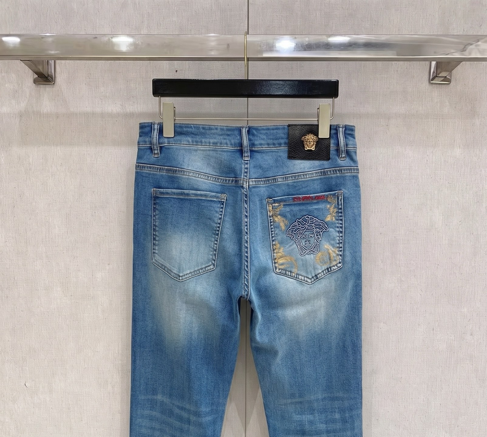 范思哲 2026春夏最新推出男士休闲牛仔裤新品！重工水洗牛仔裤！定制面料和一般牛仔布料比起来，更加柔软舒