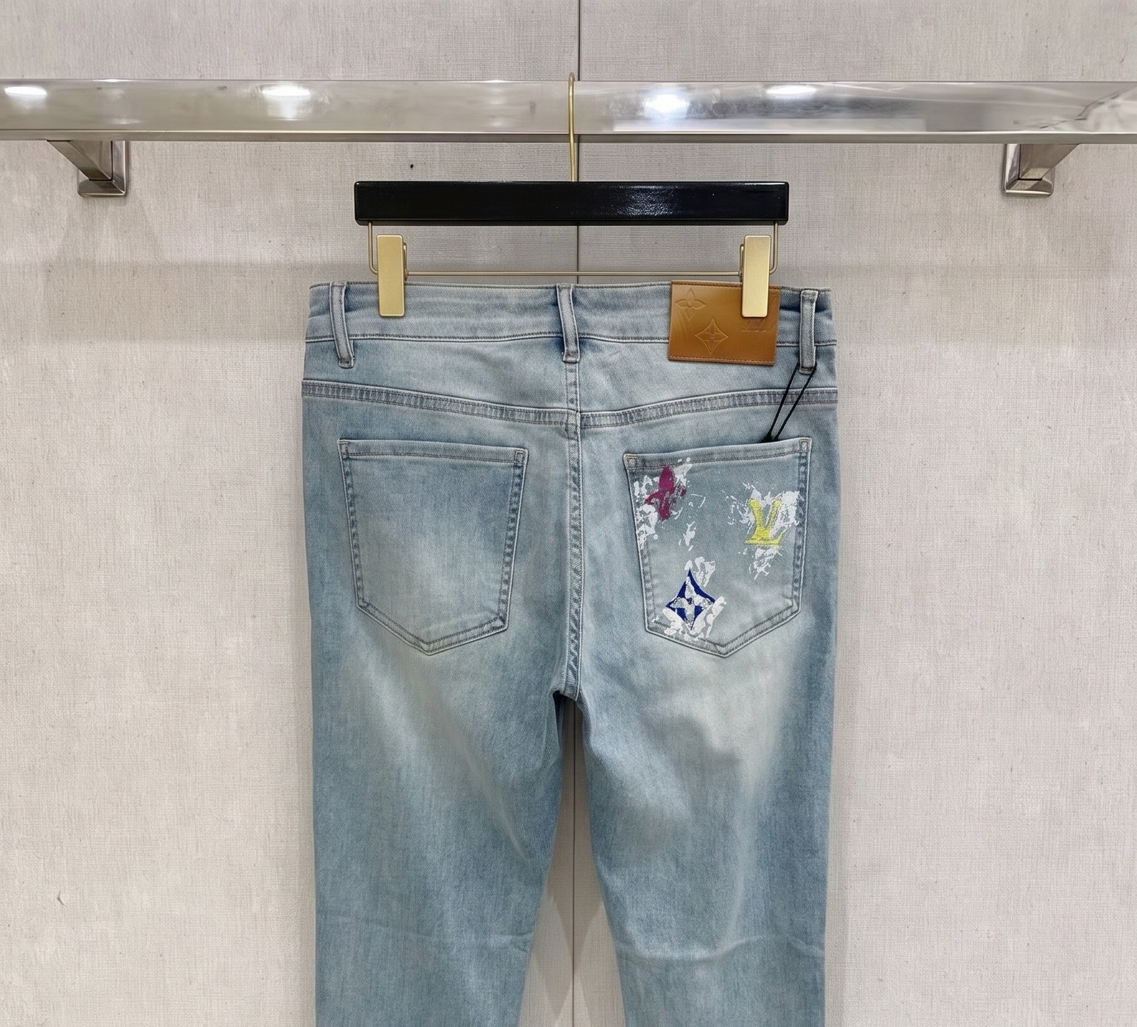 LV 2026春夏最新推出男士休闲牛仔裤新品！重工水洗牛仔裤！定制面料和一般牛仔布料比起来，更加柔软舒适