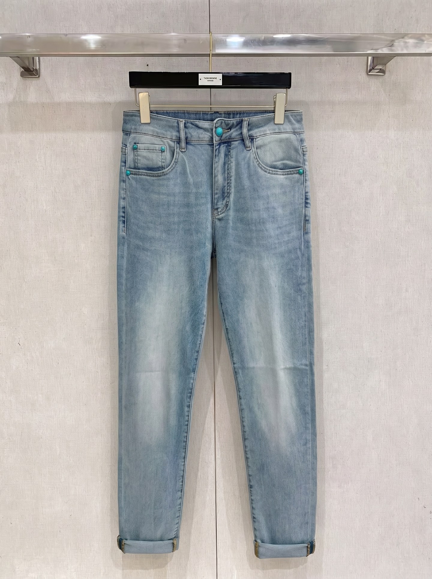 LV 2026春夏最新推出男士休闲牛仔裤新品！重工水洗牛仔裤！定制面料和一般牛仔布料比起来，更加柔软舒适