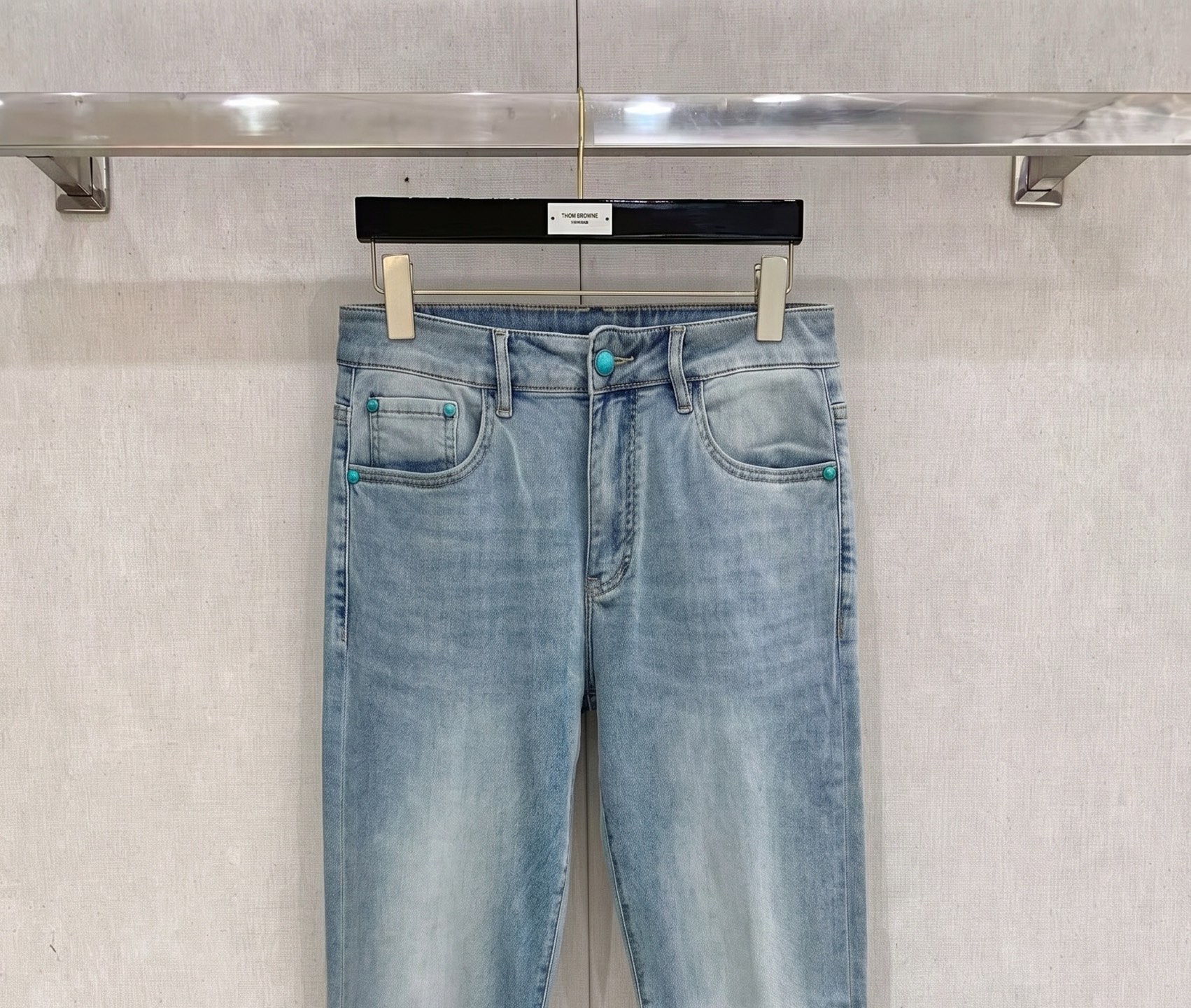 LV 2026春夏最新推出男士休闲牛仔裤新品！重工水洗牛仔裤！定制面料和一般牛仔布料比起来，更加柔软舒适