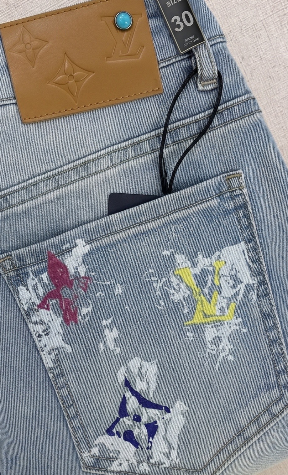 LV 2026春夏最新推出男士休闲牛仔裤新品！重工水洗牛仔裤！定制面料和一般牛仔布料比起来，更加柔软舒适