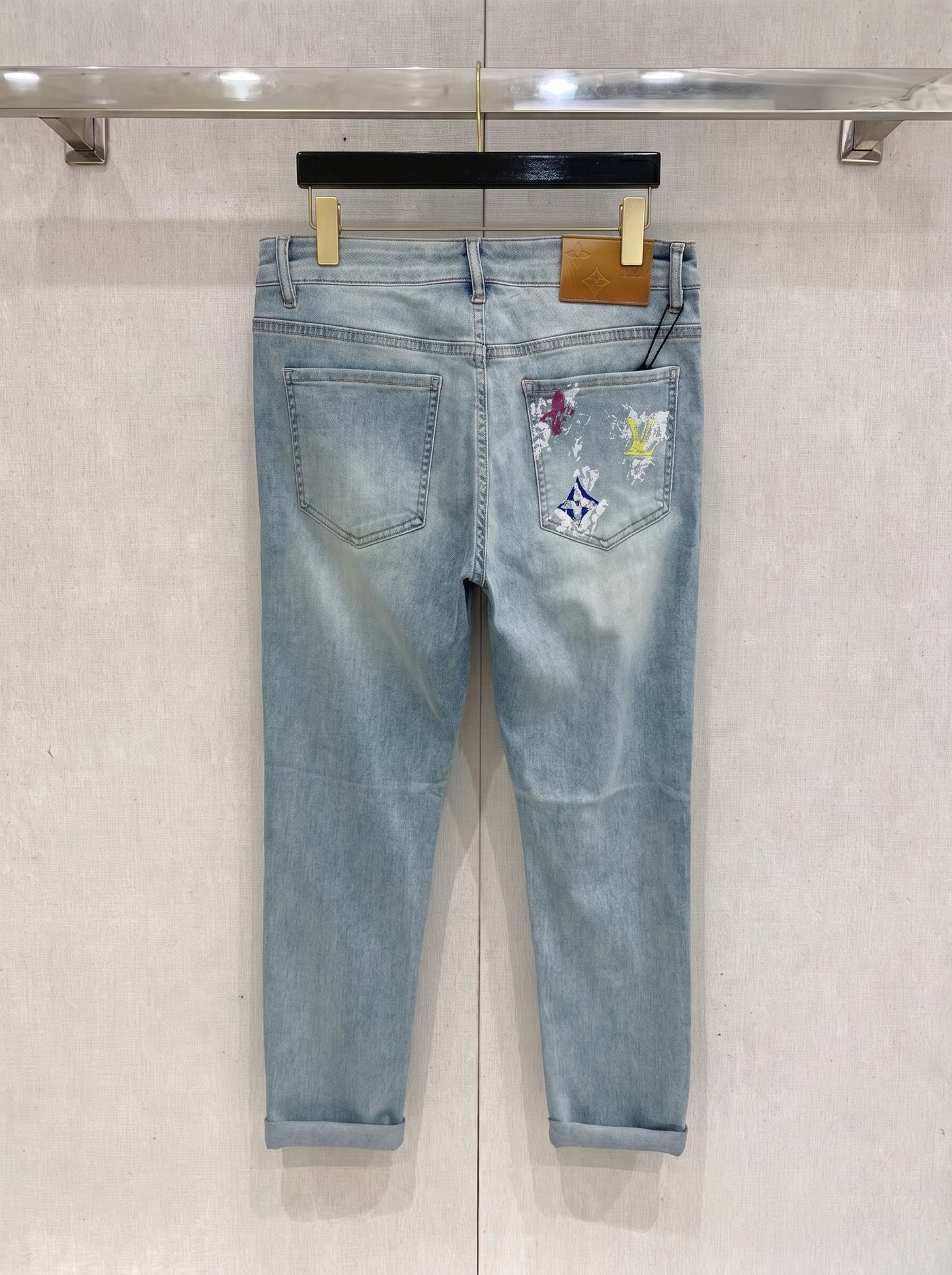 LV 2026春夏最新推出男士休闲牛仔裤新品！重工水洗牛仔裤！定制面料和一般牛仔布料比起来，更加柔软舒适