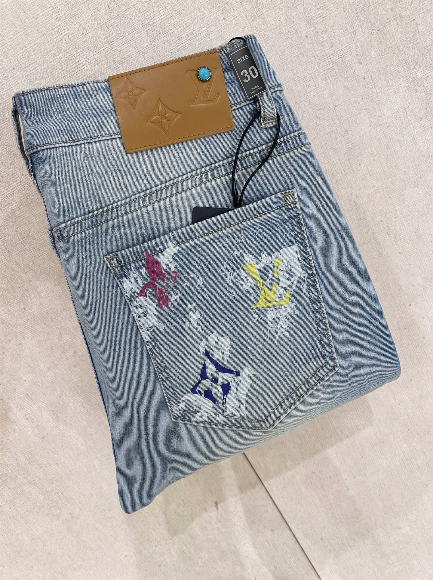 LV 2026春夏最新推出男士休闲牛仔裤新品！重工水洗牛仔裤！定制面料和一般牛仔布料比起来，更加柔软舒适