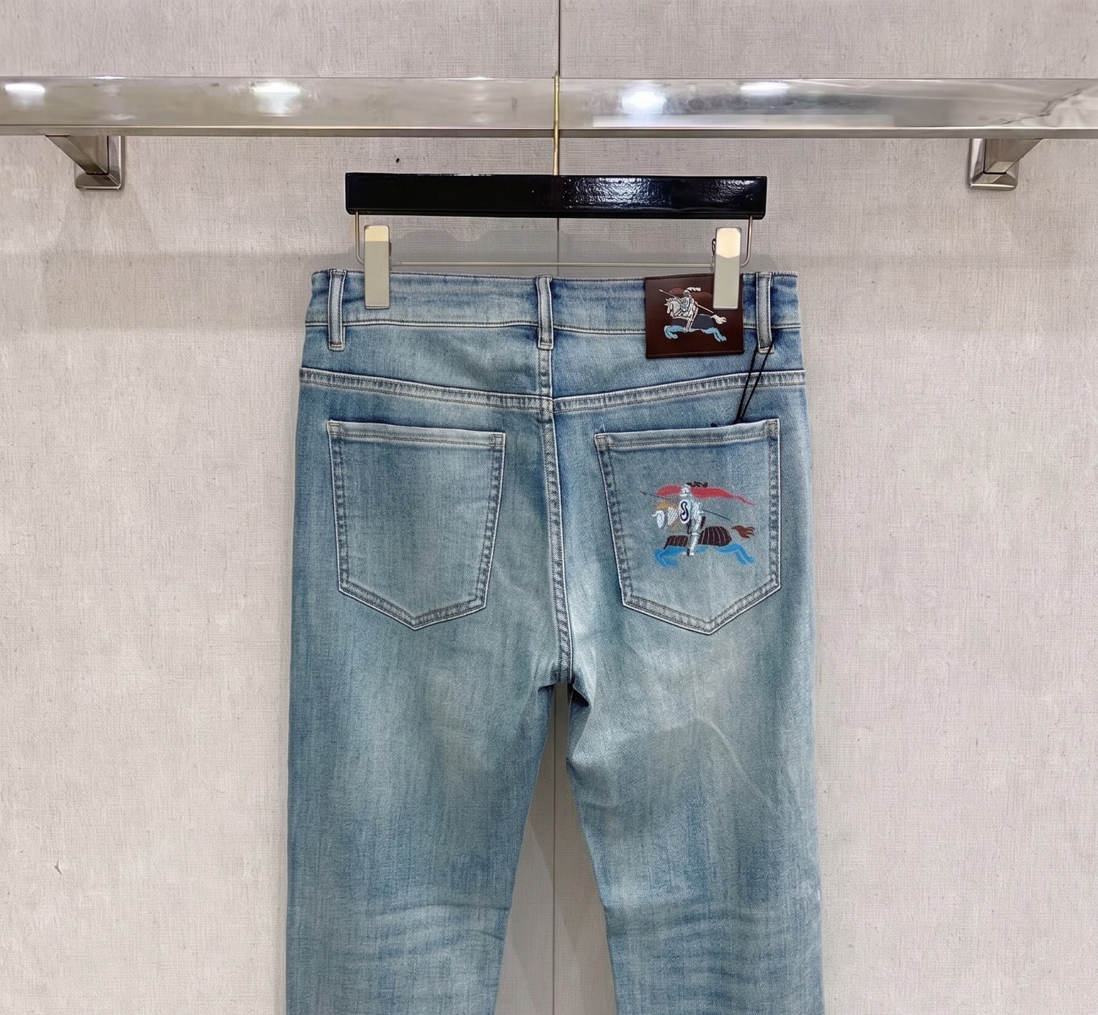 巴宝莉 2026春夏最新推出男士休闲牛仔裤新品！重工水洗牛仔裤！定制面料和一般牛仔布料比起来，更加柔软舒