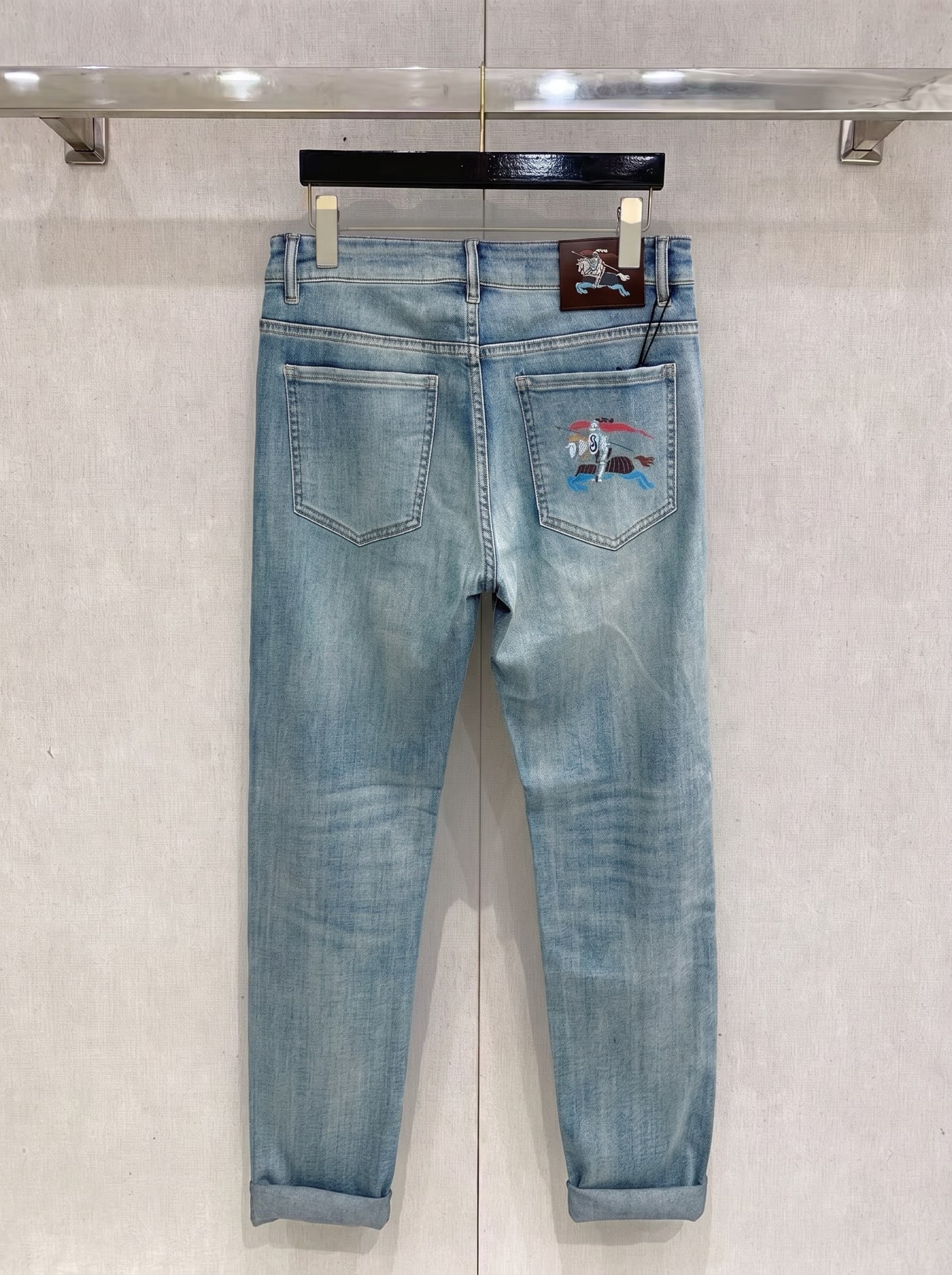 巴宝莉 2026春夏最新推出男士休闲牛仔裤新品！重工水洗牛仔裤！定制面料和一般牛仔布料比起来，更加柔软舒