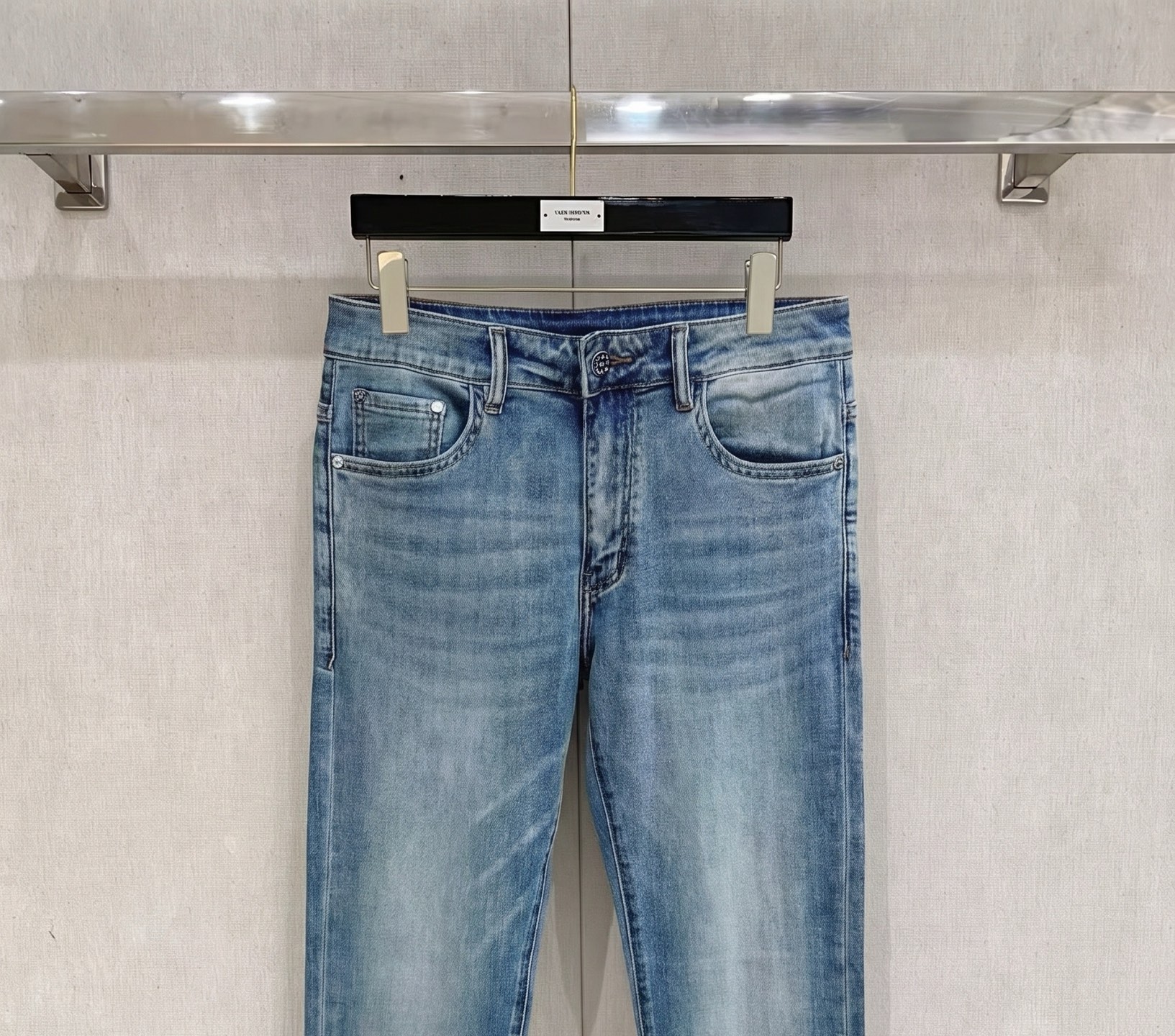 LV 2026春夏最新推出男士休闲牛仔裤新品！重工水洗牛仔裤！定制面料和一般牛仔布料比起来，更加柔软舒适