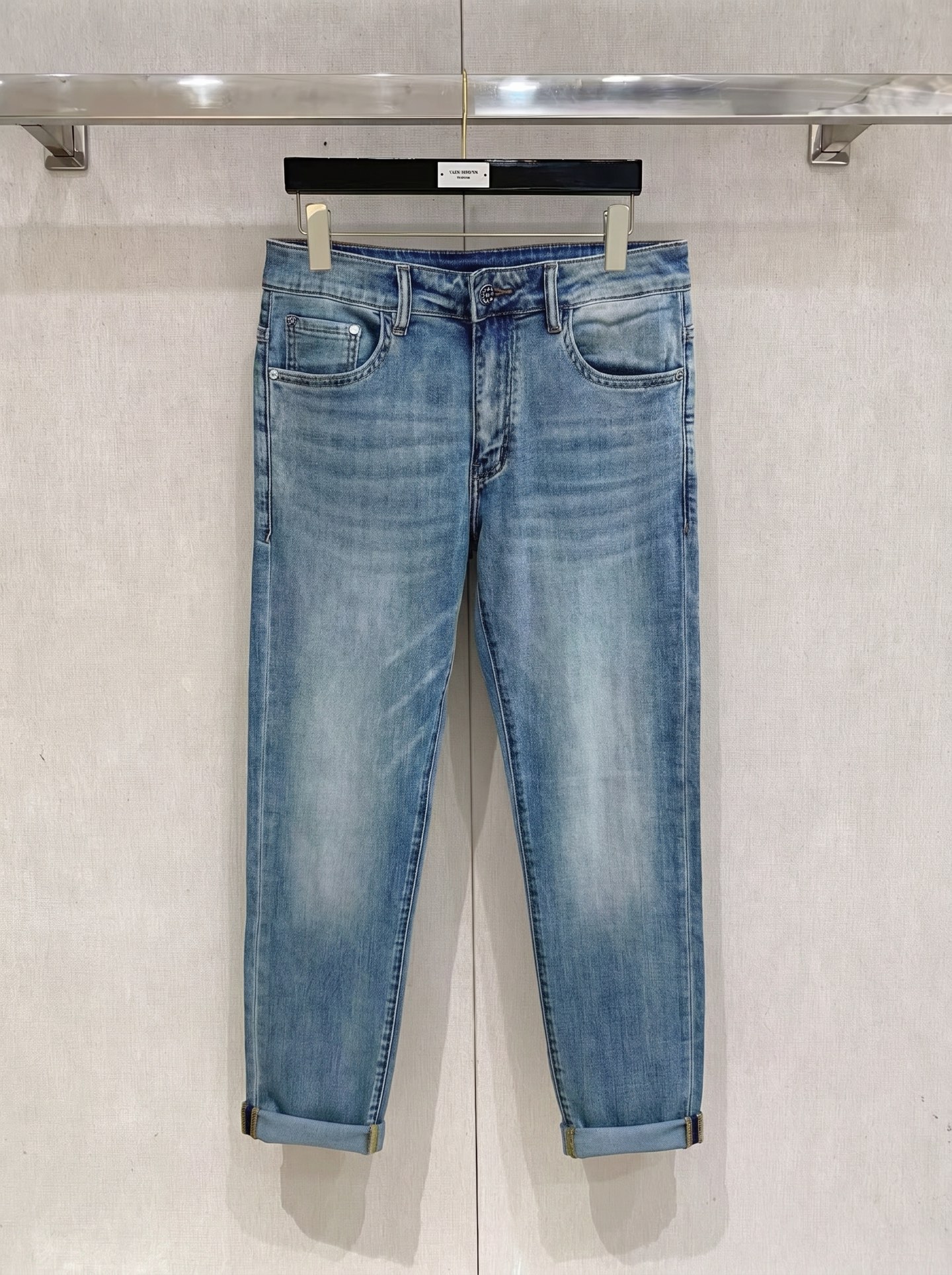 LV 2026春夏最新推出男士休闲牛仔裤新品！重工水洗牛仔裤！定制面料和一般牛仔布料比起来，更加柔软舒适