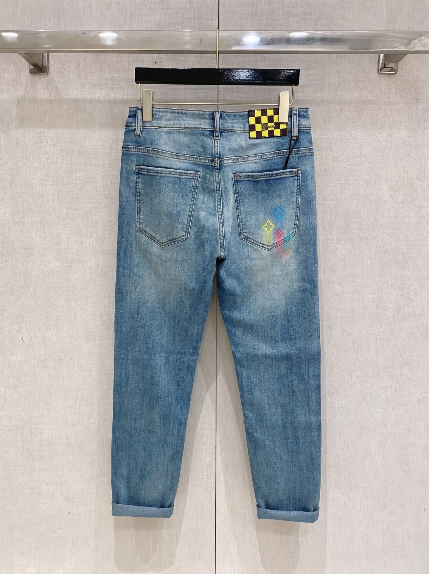 LV 2026春夏最新推出男士休闲牛仔裤新品！重工水洗牛仔裤！定制面料和一般牛仔布料比起来，更加柔软舒适