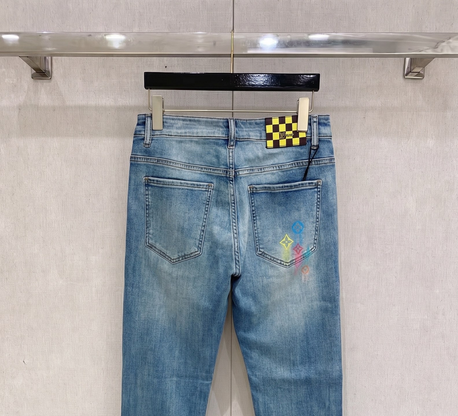 LV 2026春夏最新推出男士休闲牛仔裤新品！重工水洗牛仔裤！定制面料和一般牛仔布料比起来，更加柔软舒适