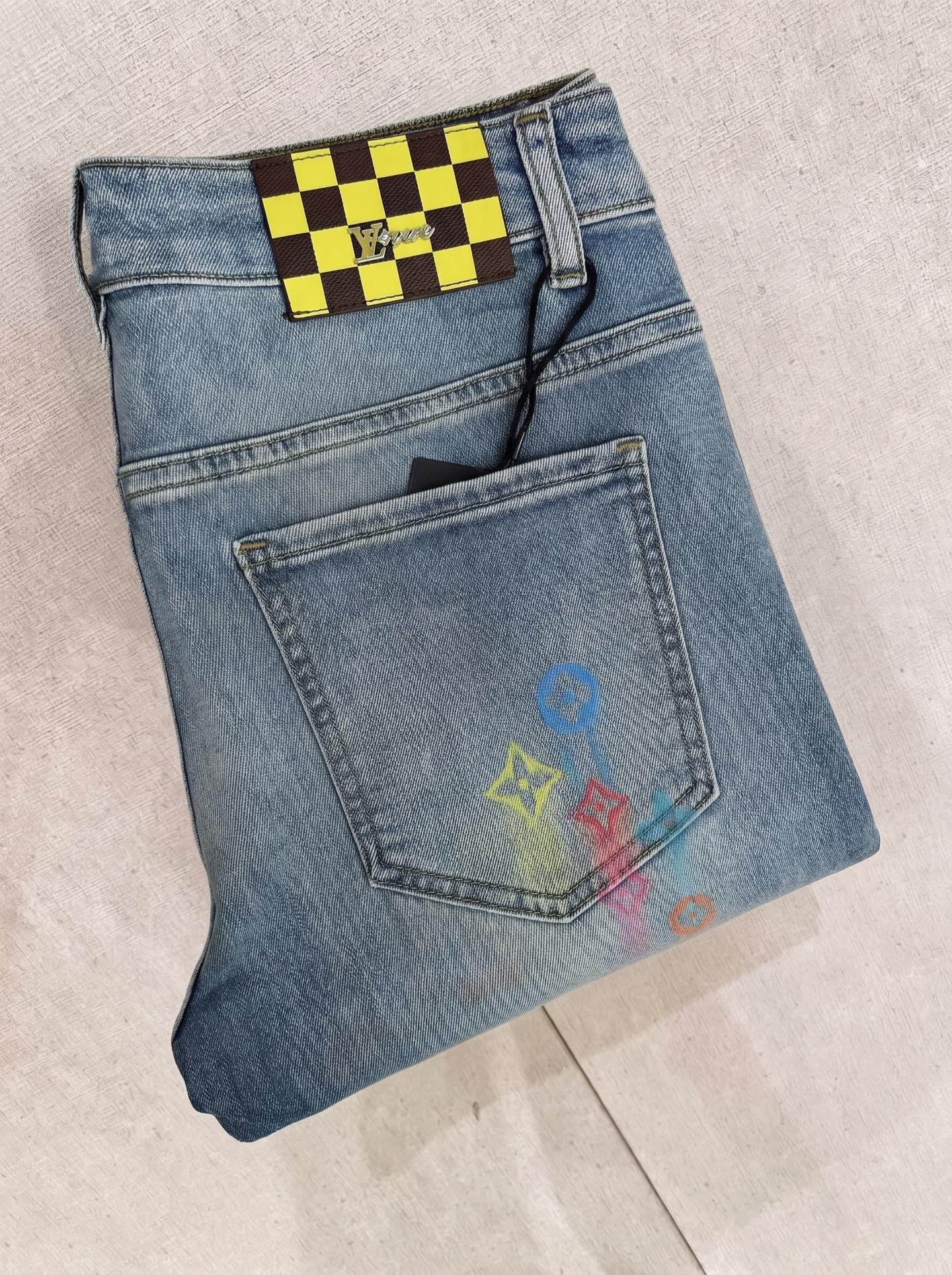 LV 2026春夏最新推出男士休闲牛仔裤新品！重工水洗牛仔裤！定制面料和一般牛仔布料比起来，更加柔软舒适