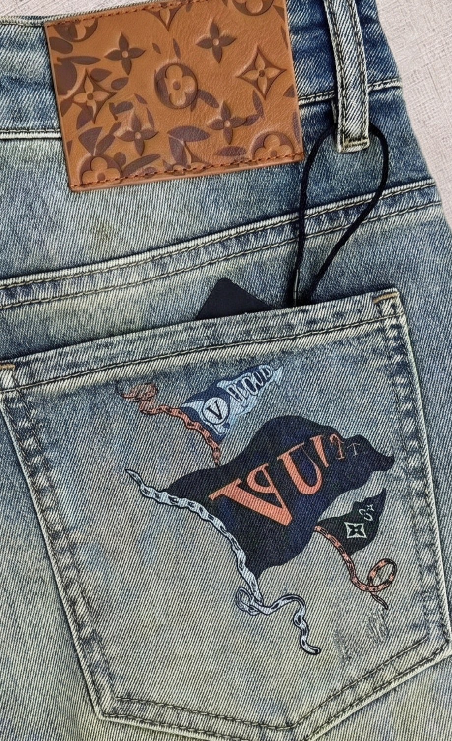 LV 2026春夏最新推出男士休闲牛仔裤新品！重工水洗牛仔裤！定制面料和一般牛仔布料比起来，更加柔软舒适