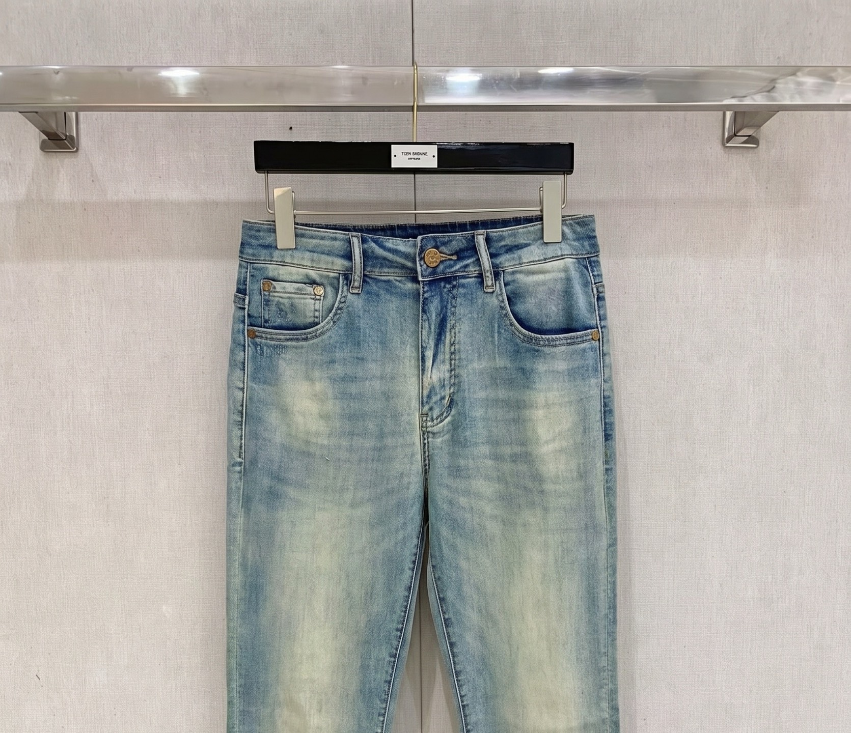 LV 2026春夏最新推出男士休闲牛仔裤新品！重工水洗牛仔裤！定制面料和一般牛仔布料比起来，更加柔软舒适