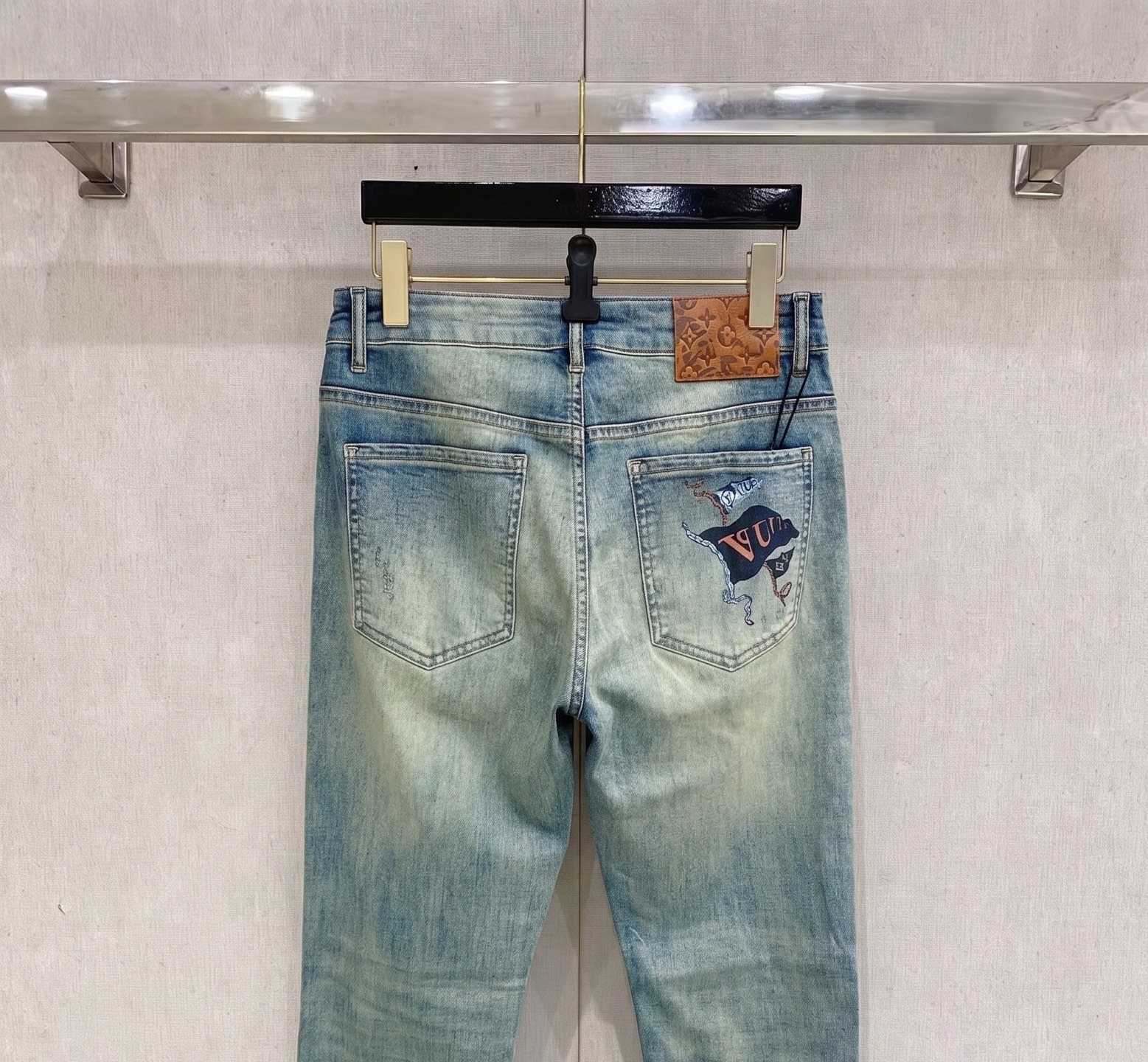 LV 2026春夏最新推出男士休闲牛仔裤新品！重工水洗牛仔裤！定制面料和一般牛仔布料比起来，更加柔软舒适