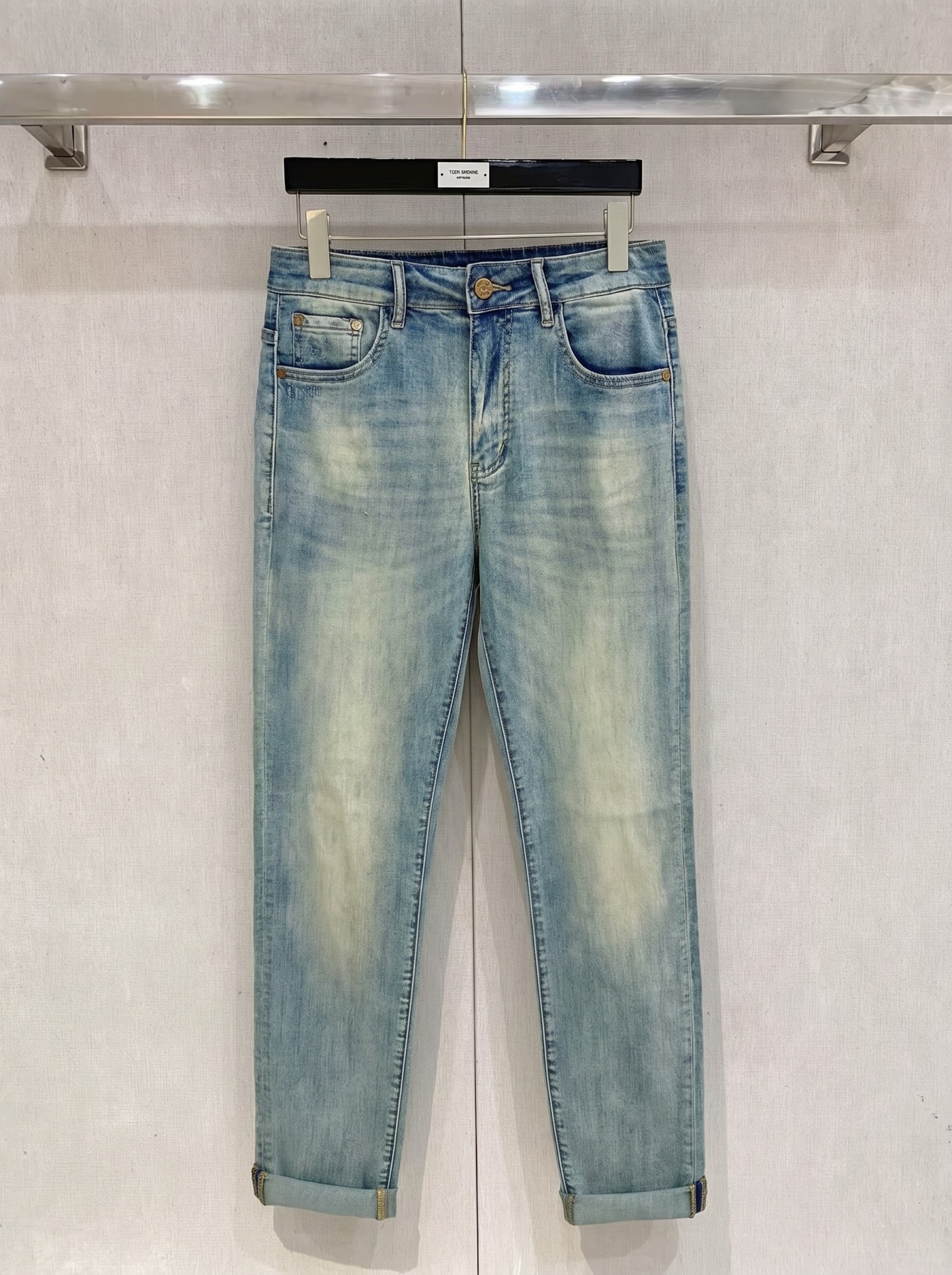 LV 2026春夏最新推出男士休闲牛仔裤新品！重工水洗牛仔裤！定制面料和一般牛仔布料比起来，更加柔软舒适