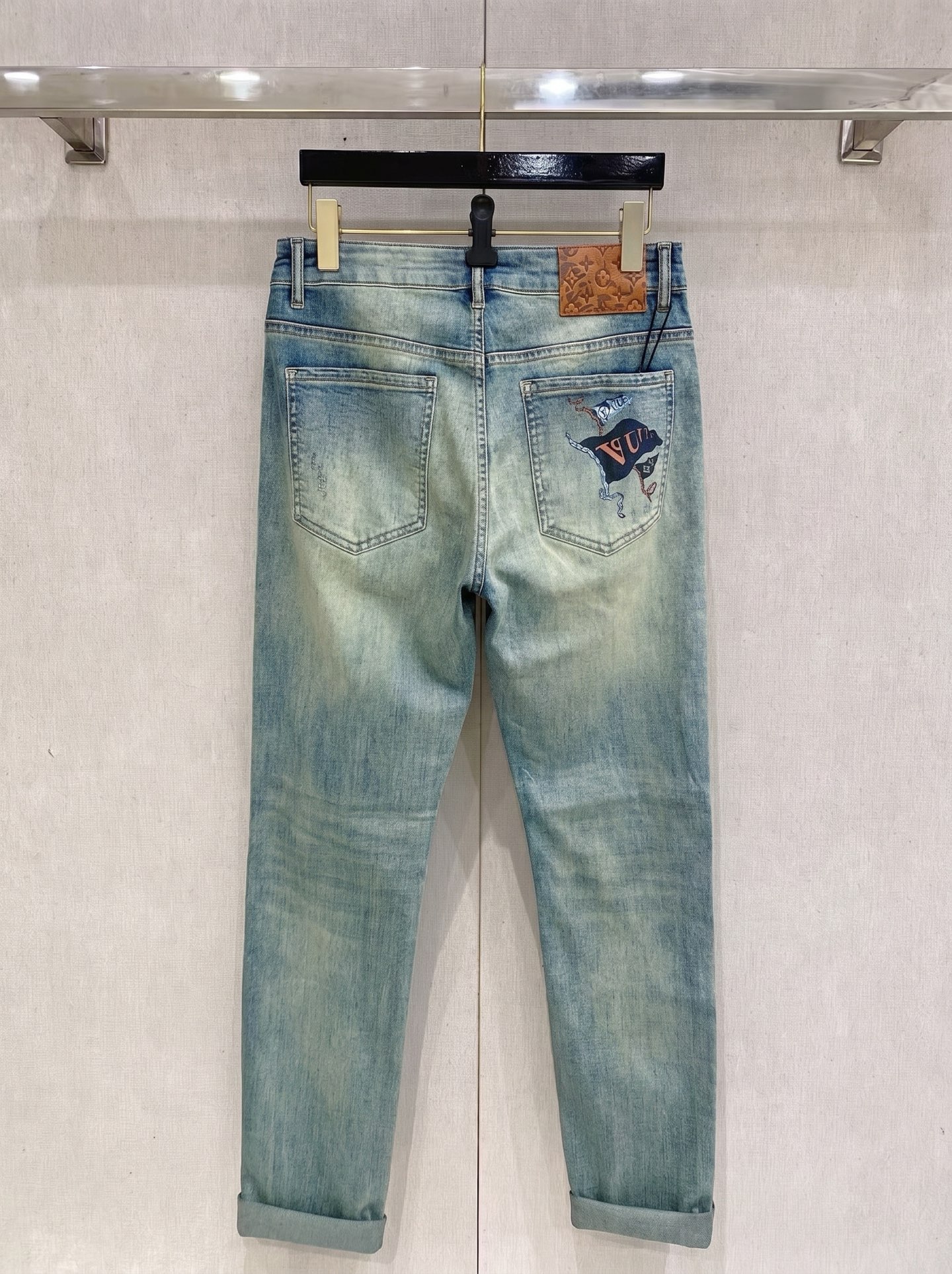 LV 2026春夏最新推出男士休闲牛仔裤新品！重工水洗牛仔裤！定制面料和一般牛仔布料比起来，更加柔软舒适