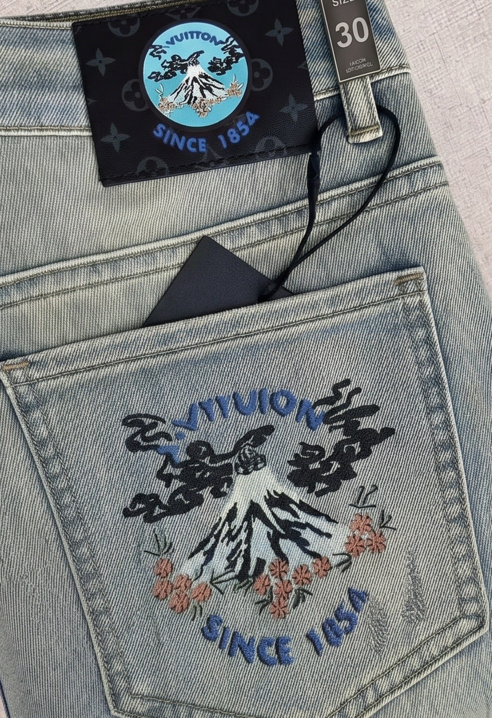 LV 2026春夏最新推出男士休闲牛仔裤新品！重工水洗牛仔裤！定制面料和一般牛仔布料比起来，更加柔软舒适