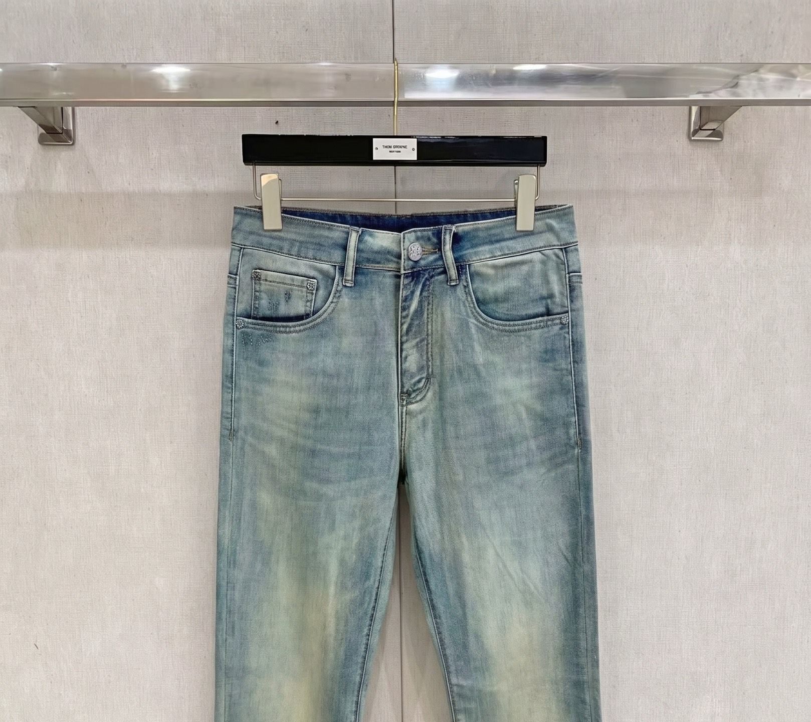 LV 2026春夏最新推出男士休闲牛仔裤新品！重工水洗牛仔裤！定制面料和一般牛仔布料比起来，更加柔软舒适