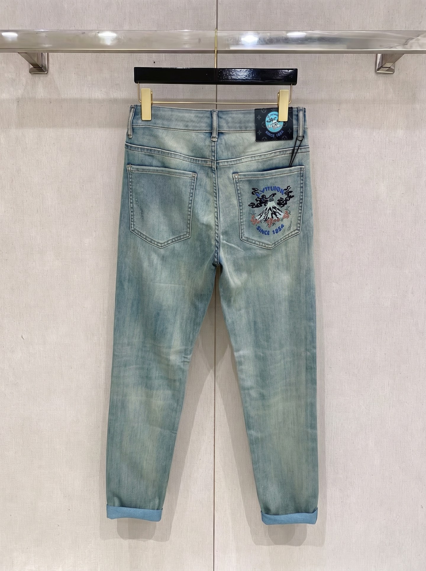 LV 2026春夏最新推出男士休闲牛仔裤新品！重工水洗牛仔裤！定制面料和一般牛仔布料比起来，更加柔软舒适
