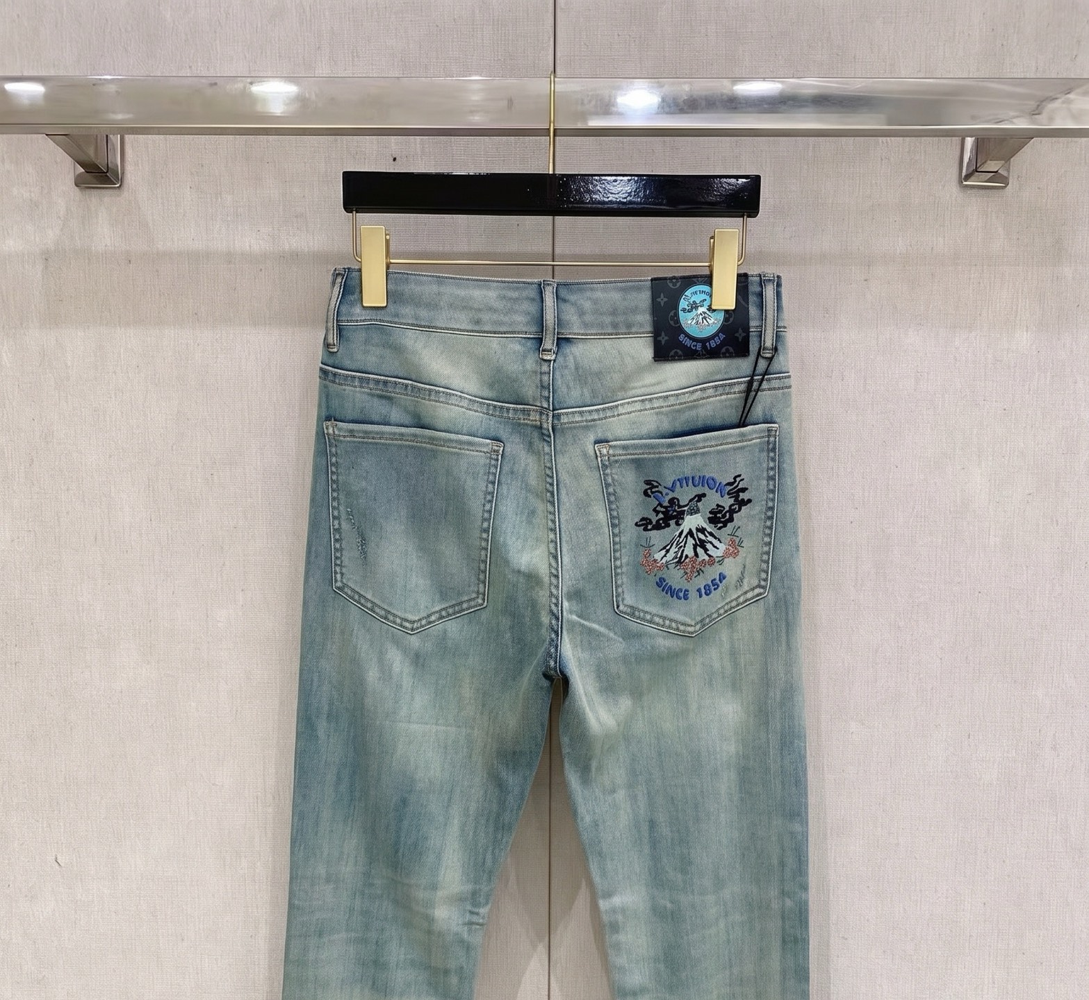 LV 2026春夏最新推出男士休闲牛仔裤新品！重工水洗牛仔裤！定制面料和一般牛仔布料比起来，更加柔软舒适