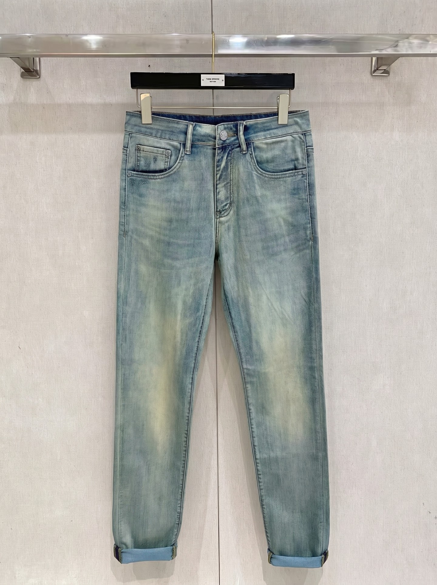 LV 2026春夏最新推出男士休闲牛仔裤新品！重工水洗牛仔裤！定制面料和一般牛仔布料比起来，更加柔软舒适