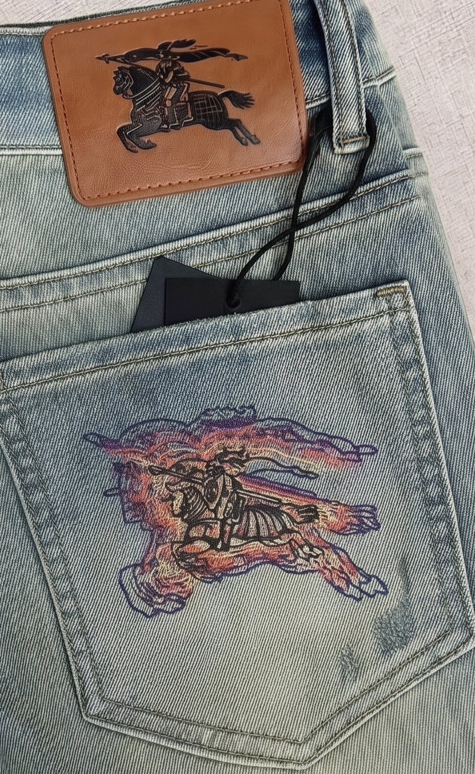 巴宝莉 2026春夏最新推出男士休闲牛仔裤新品！重工水洗牛仔裤！定制面料和一般牛仔布料比起来，更加柔软舒