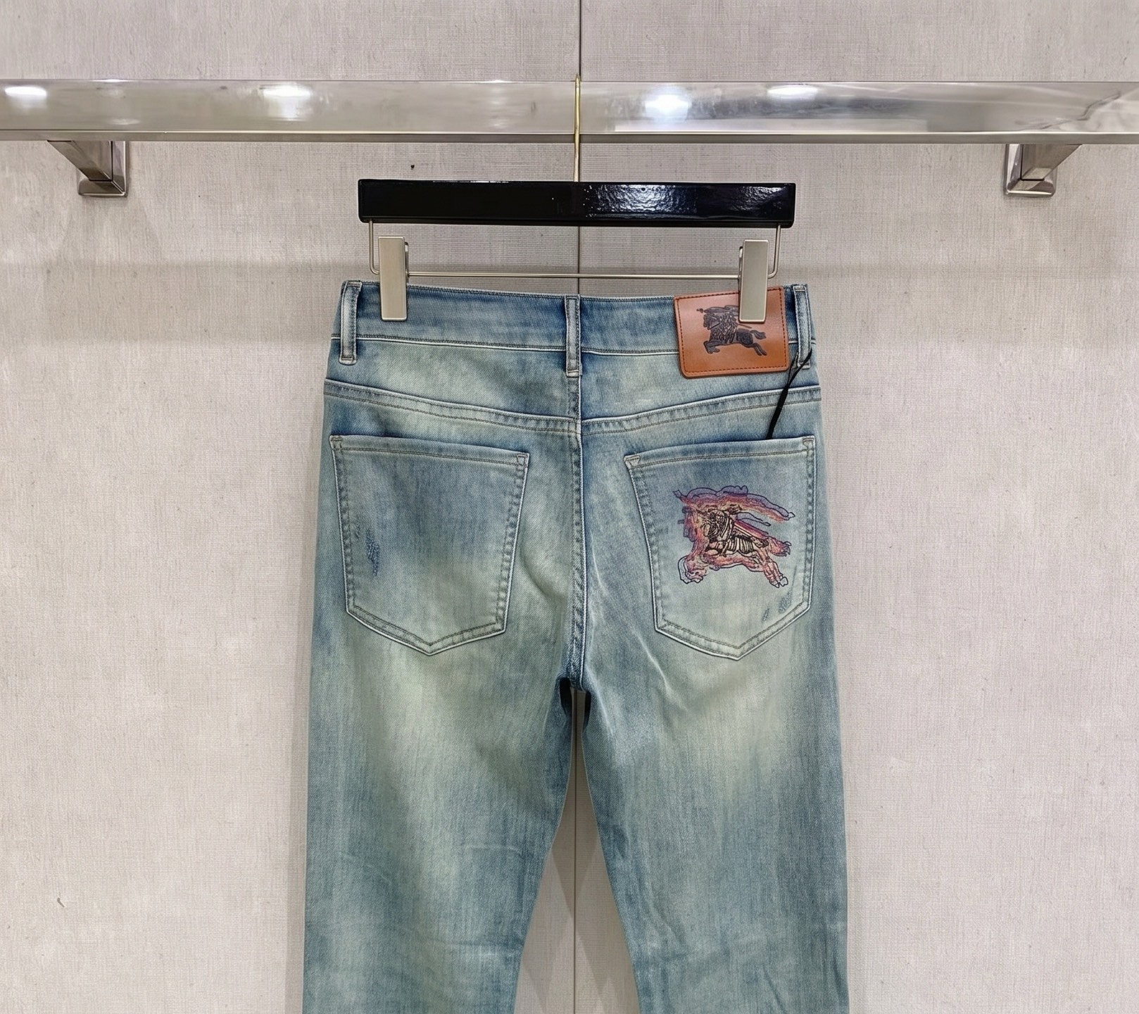 巴宝莉 2026春夏最新推出男士休闲牛仔裤新品！重工水洗牛仔裤！定制面料和一般牛仔布料比起来，更加柔软舒