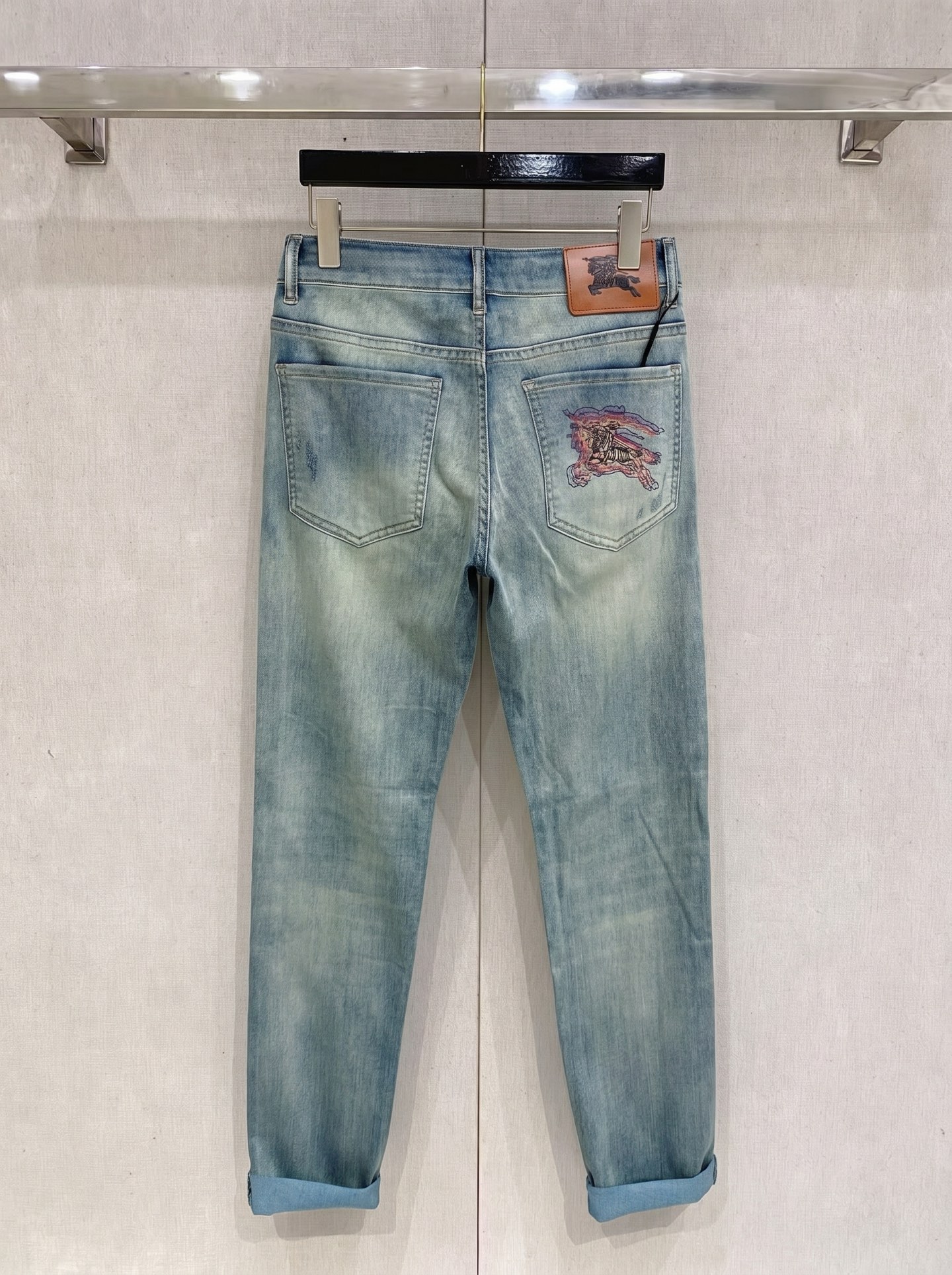 巴宝莉 2026春夏最新推出男士休闲牛仔裤新品！重工水洗牛仔裤！定制面料和一般牛仔布料比起来，更加柔软舒