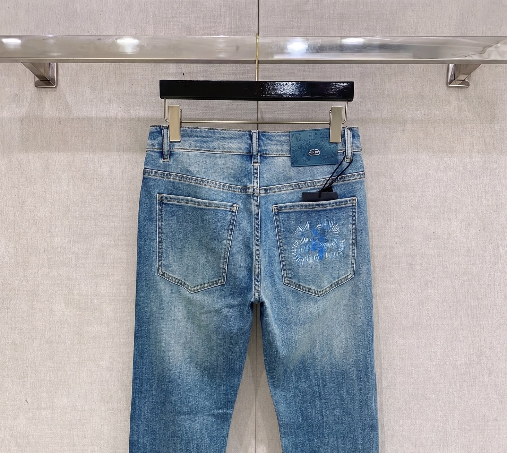 巴黎世家 2026春夏最新推出男士休闲牛仔裤新品！重工水洗牛仔裤！定制面料和一般牛仔布料比起来，更加柔软
