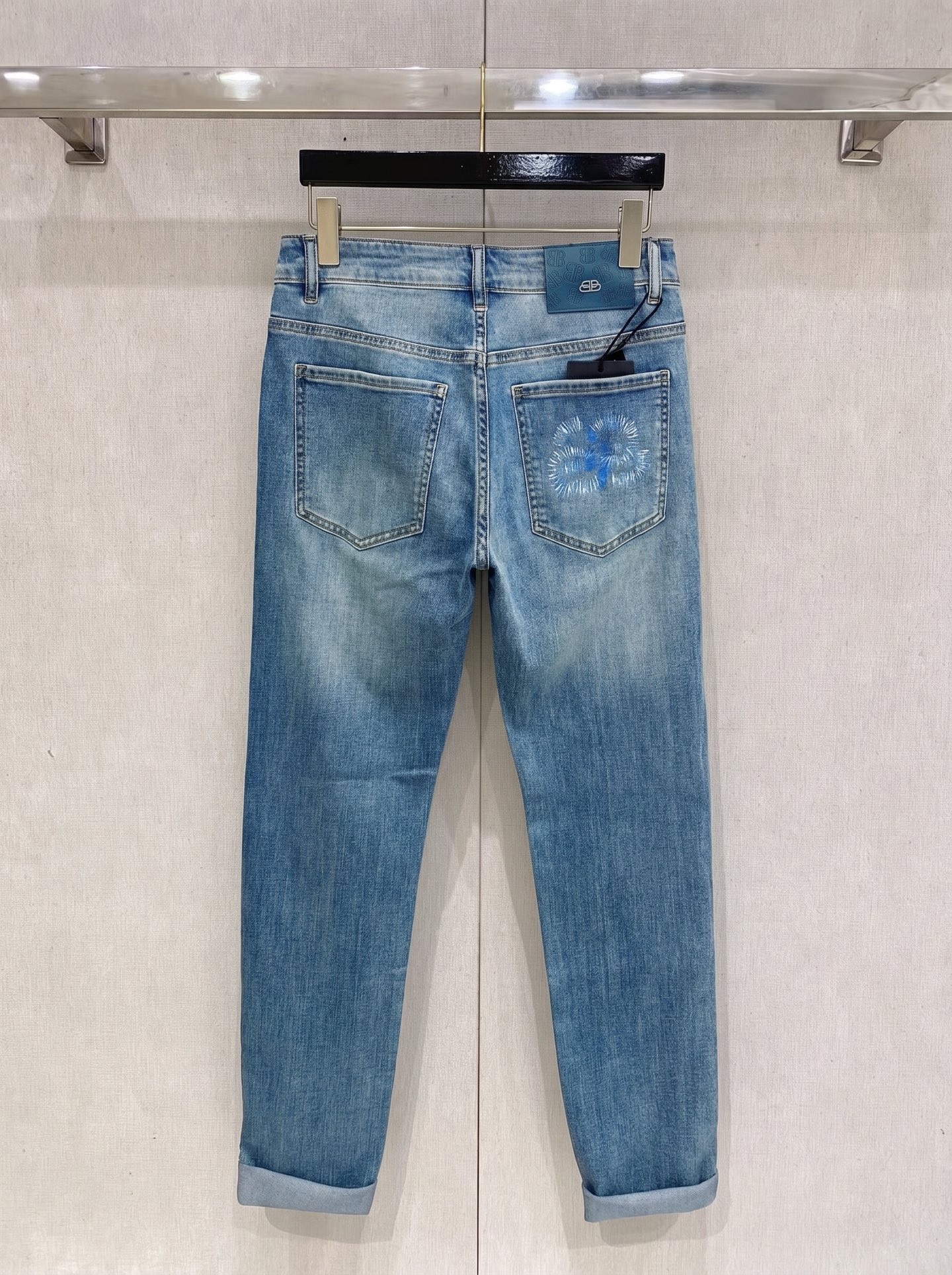巴黎世家 2026春夏最新推出男士休闲牛仔裤新品！重工水洗牛仔裤！定制面料和一般牛仔布料比起来，更加柔软